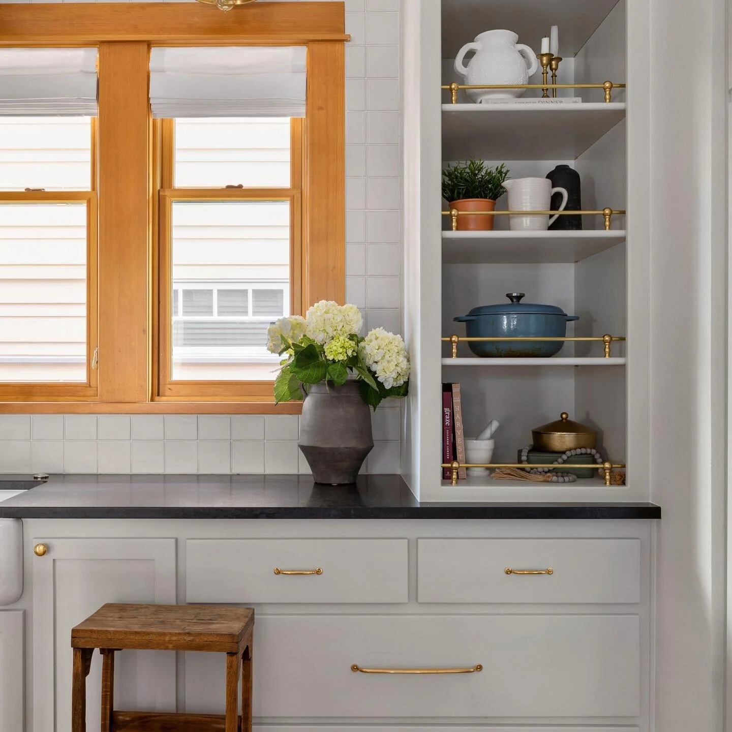 I had no idea I needed brass gallery shelf rails in my life until I photographed this kitchen designed by the lovely @fishhouse.designstudio! #swoon
.
Photo-@jenn.montoya.photography 
Design / Styling- @fishhouse.designstudio 
Contractor- @sierrajame