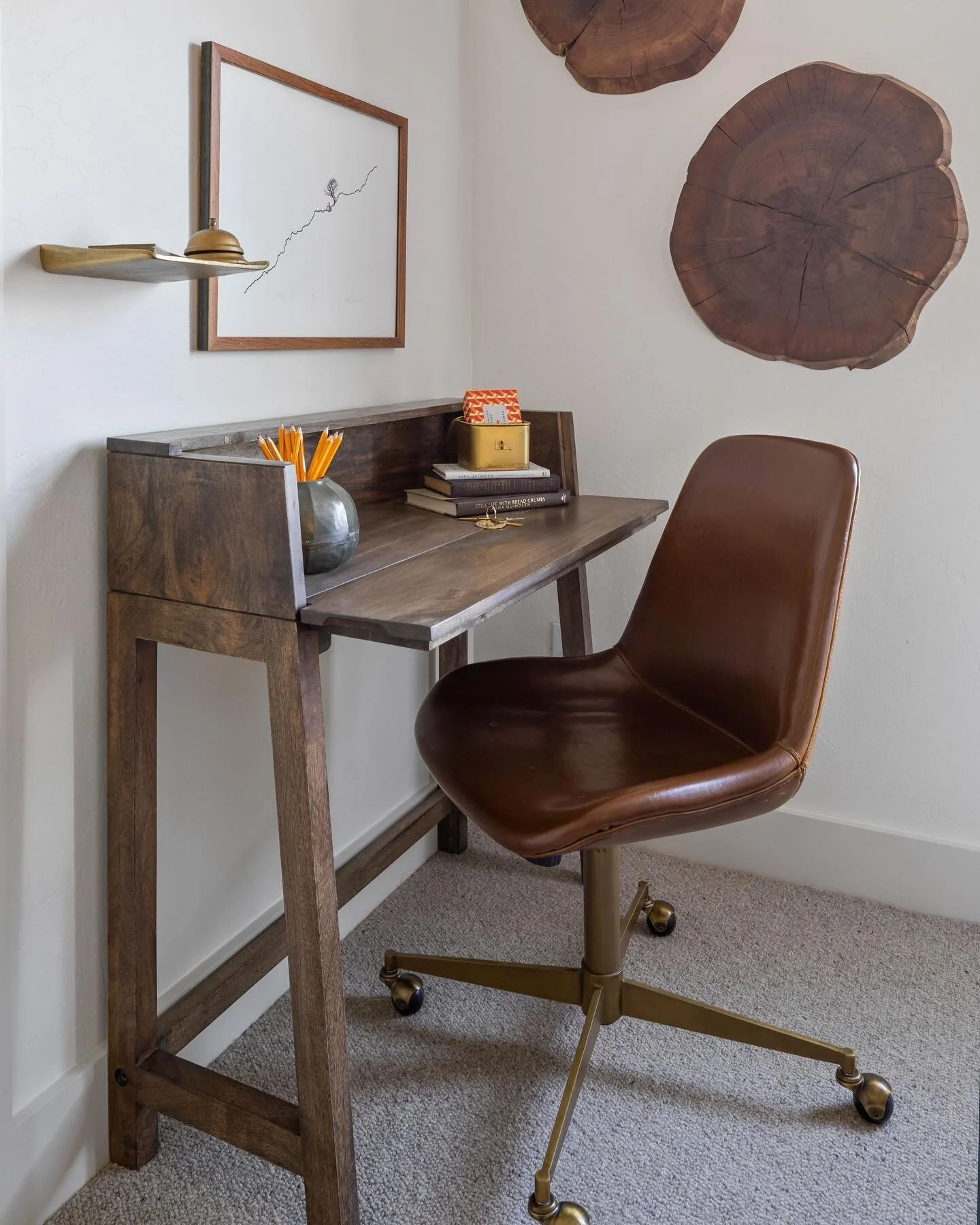 Loving this gorgeous #wednesdayworkspace to motivate me through the day…for me it’s a full one with a photoshoot for @jacobhaataja, culling photos from my shoot with @fishhouse.designstudio and coursework with @wearegrovestrong and then