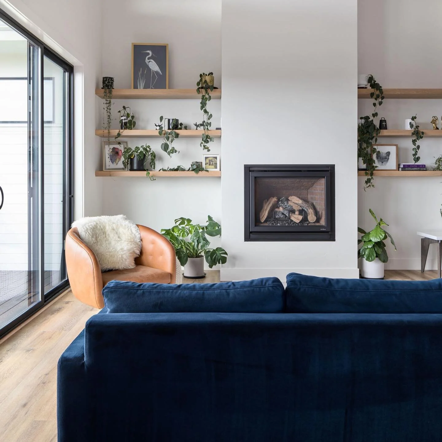 Beautiful spaces are a collaborative effort…between the builders, makers, designers, stylists and homeowner. It’s such an honor to capture that level of collaboration in one photo! Today, a special shout-out to the talented @cedargrovewo