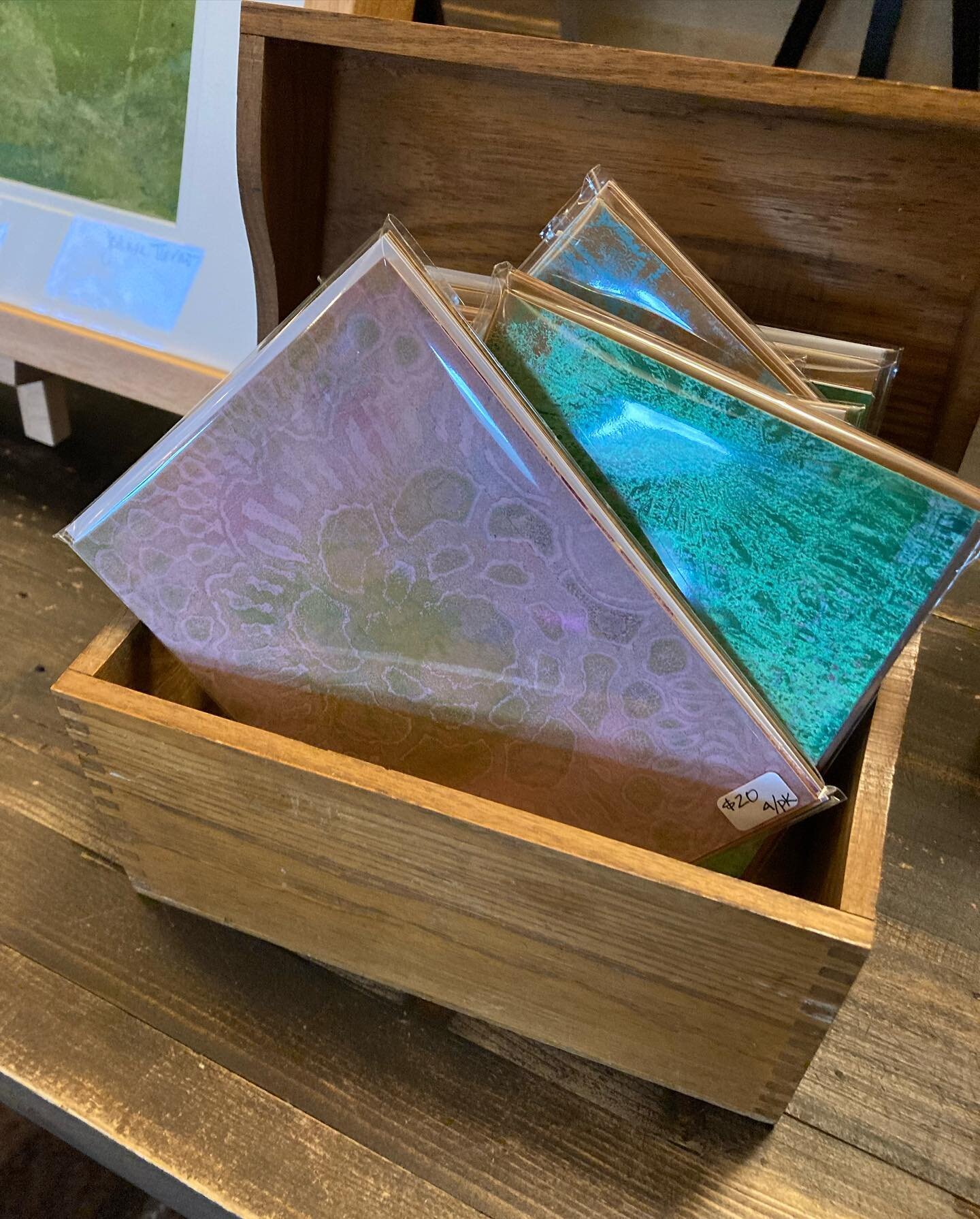 Sending a personal note card to someone in your life  that you care about can truly feel special. And many times, finding the perfect card can be difficult.

Let me show you how to
monoprint your own notecards, greeting cards, and thank you cards!
We