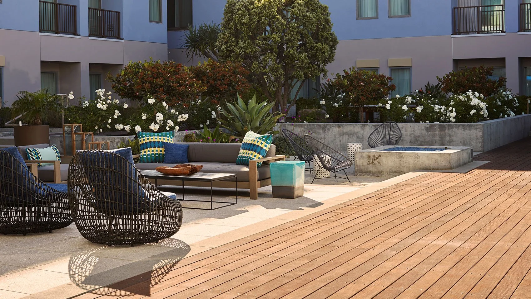 courtyard-area-shorebreak-huntington-beach-kimpton-1955f925.jpeg