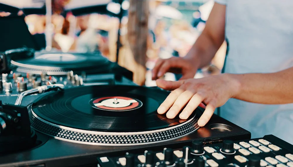 Kimpton Shorebreak Hotel | Live DJ at Pacific Hideaway