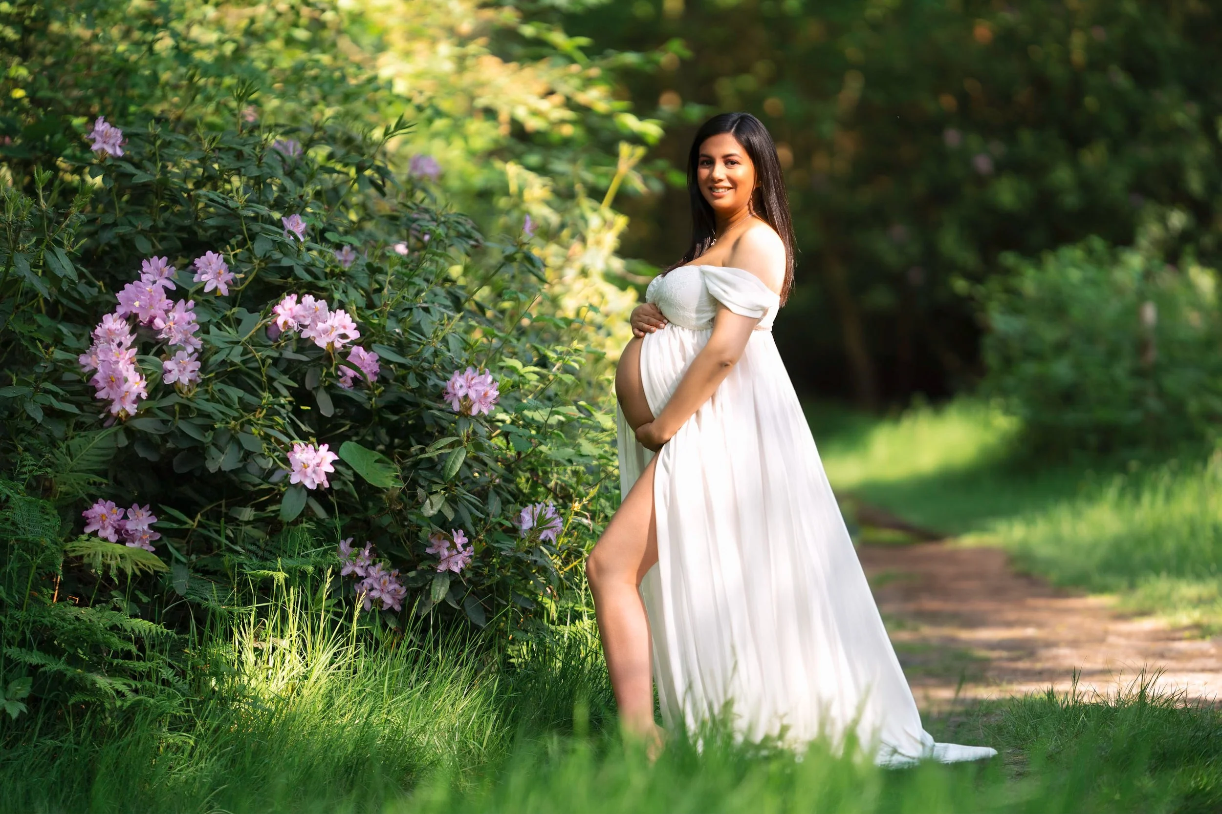 Guildford Maternity Photographer in Surrey - Pregnancy Photo Outdoor