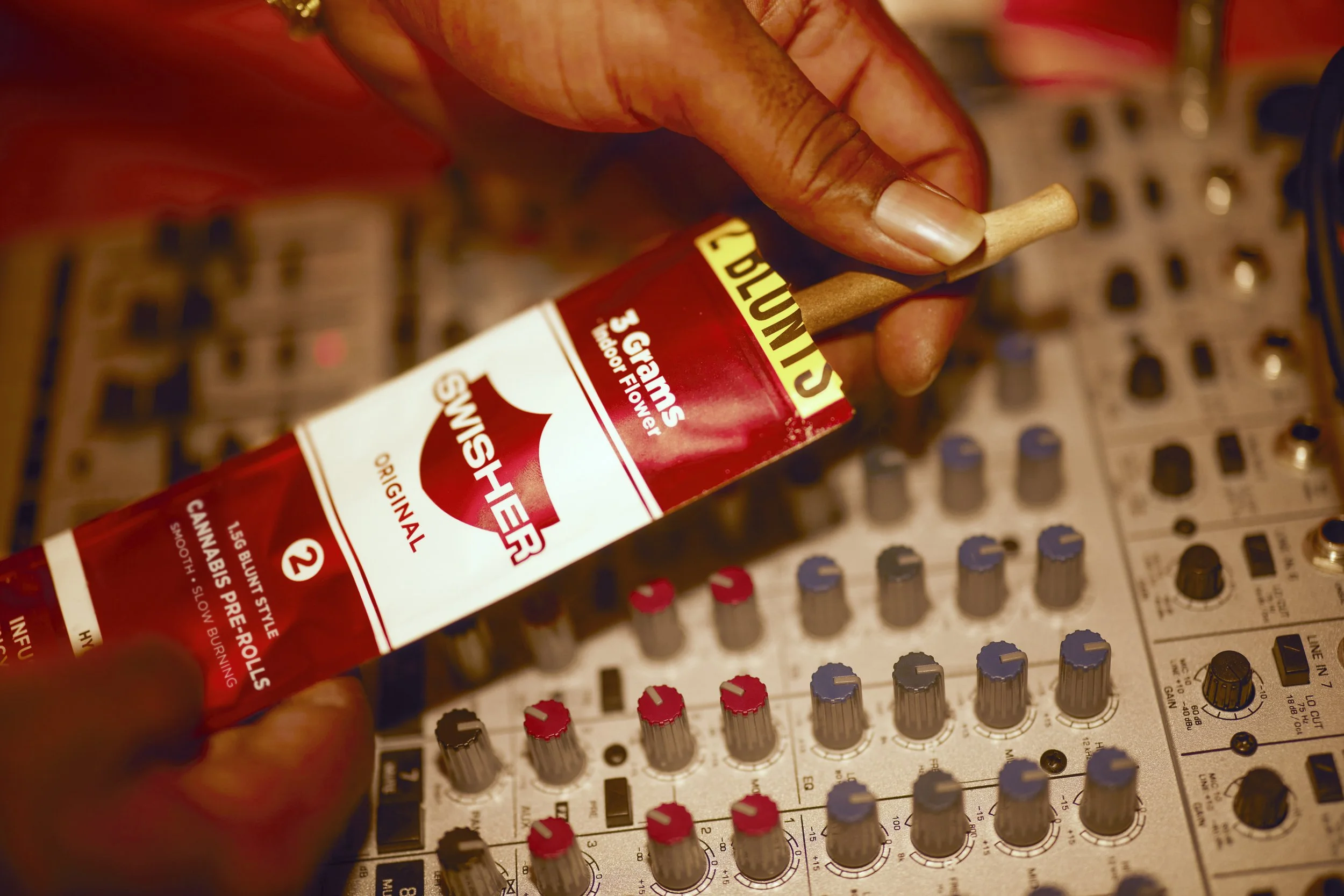 1946 KB 31B SWISHER LIFESTYLE Table_Top_Music_Studio_Blunt_Pack_In-Hand_100 Kendall Bessent.jpg