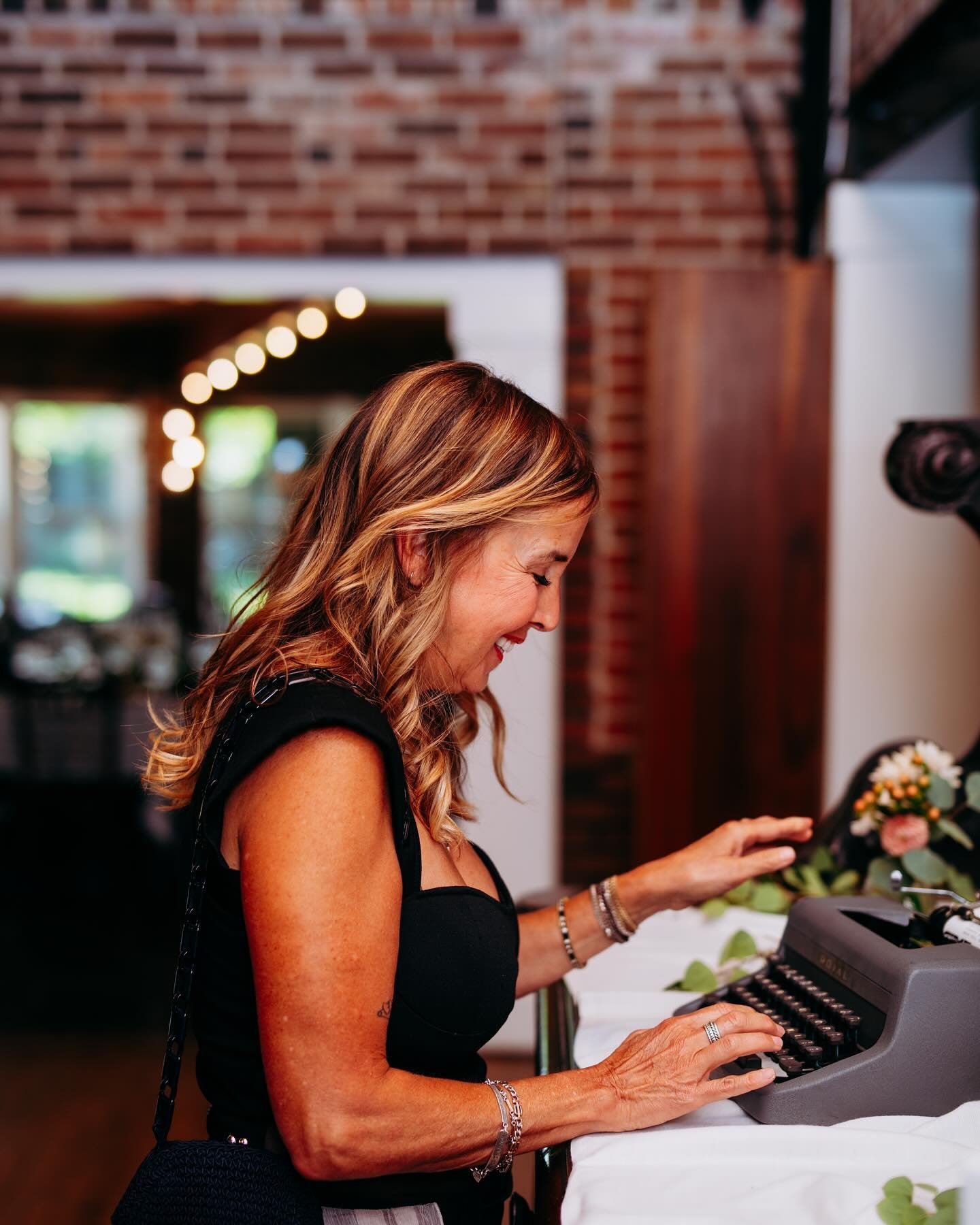 Typewriter Guest Book ideas : favorite memory of the couple, favorite drink recipe, date night ideas, advice, bucket list ideas, on-going story being written through the night, narrating the evening 🍸@earthboundelopements @lionsgatecenter