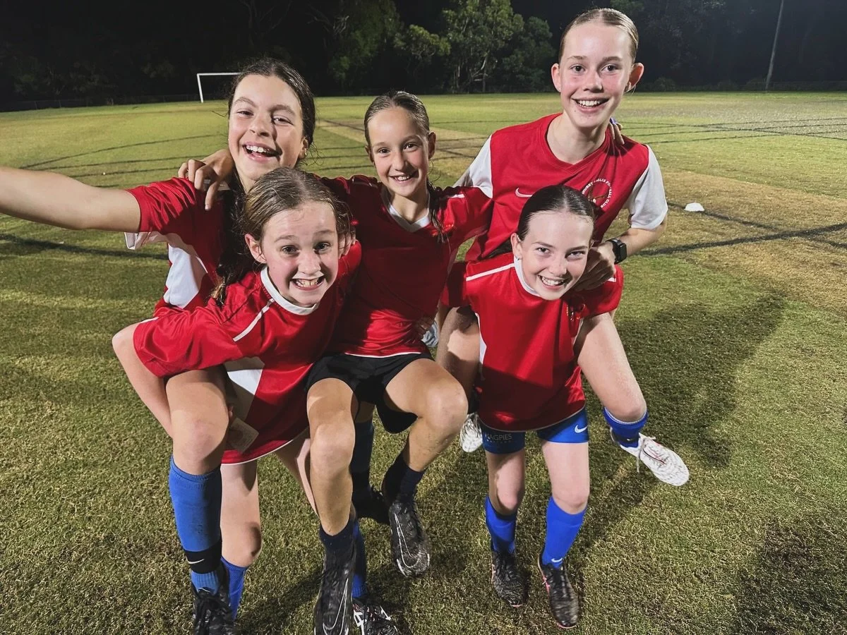 ✅ Training in the pouring rain 🦅
✅ Quick Pizza Break 🦅
✅ Training with WPL 🦅
✅ Celebrating Female football week 🦅
✅ Smiles all round ! 🦅

What a huge night for our junior girls !! ⚽️💙

A 2nd session has already been requested so if you missed o