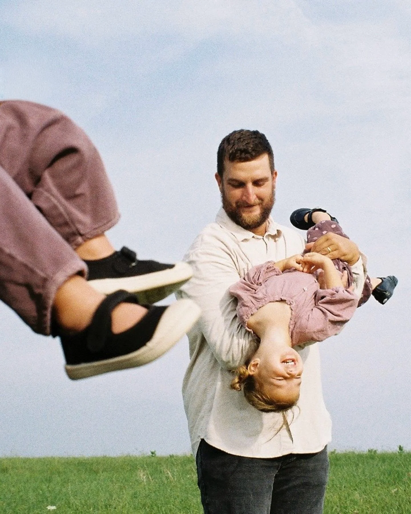 Give me all the midwest mornings on the family farm. 

.
.
.

Indiana family photographer, film family photography, direct sun photos, green grass and blue skies, midwest skylines, midwest living, #childhoodonfilm #familystory #beforetheygrow #thehon