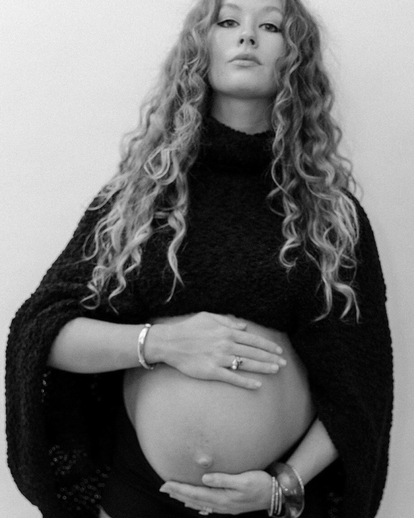 Motherhood Minis went out to the early access list today + I&rsquo;m feeling so excited thinking about all the different mamas I&rsquo;ll get to document this year.

Growing bellies, babies teetering into toddlerhood, generational womanhood, and all 