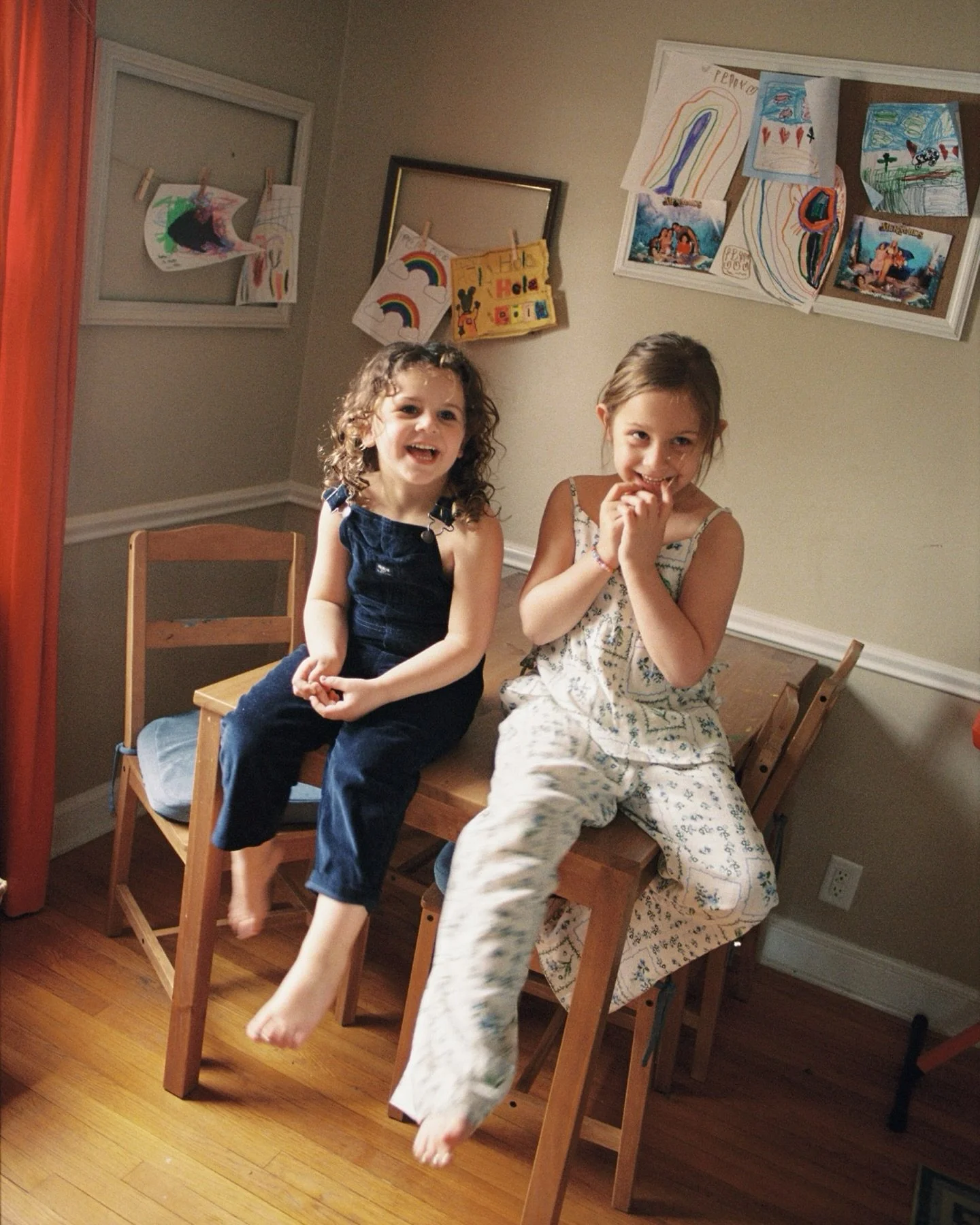 A single film roll session + the absolute most fun with these three! Getting to witness families in their true element will always be my favorite.
.
.
.
🎞️ film family photography, Indianapolis family photographer, roller skating family photos, chil