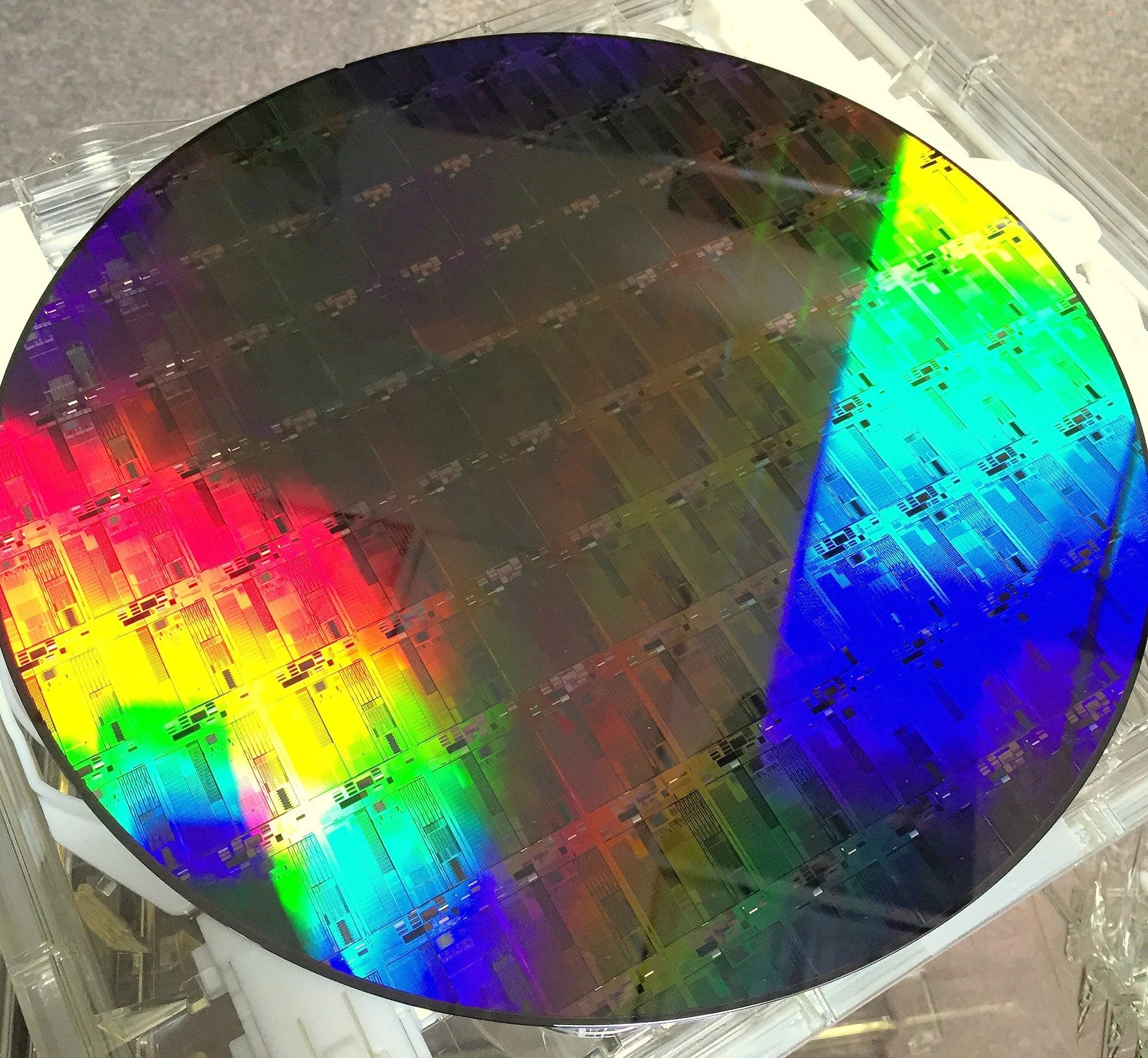 2048px-Silicon_Photonics_300mm_wafer_wiki_Ehsanshahoseini.jfif