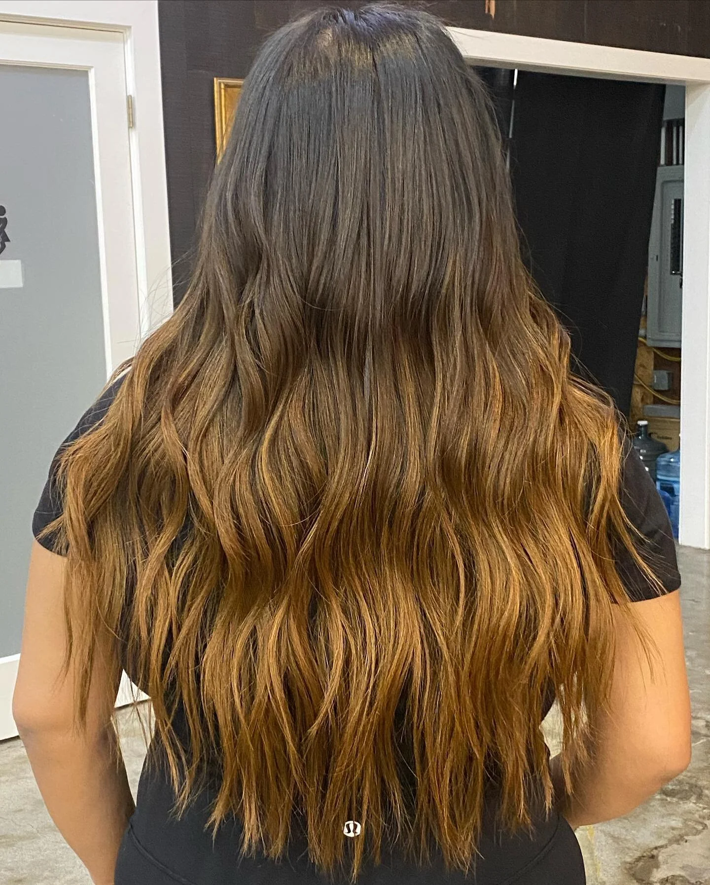 WHAT EXTENSIONS?!?! 

This transformation was insane! I literally can&rsquo;t tell where her hair ends and her extensions begin.

This look was achieved by using 72 grams of @bellamihairpro volume weft extensions in the color Chocolate Mahogany Sombr