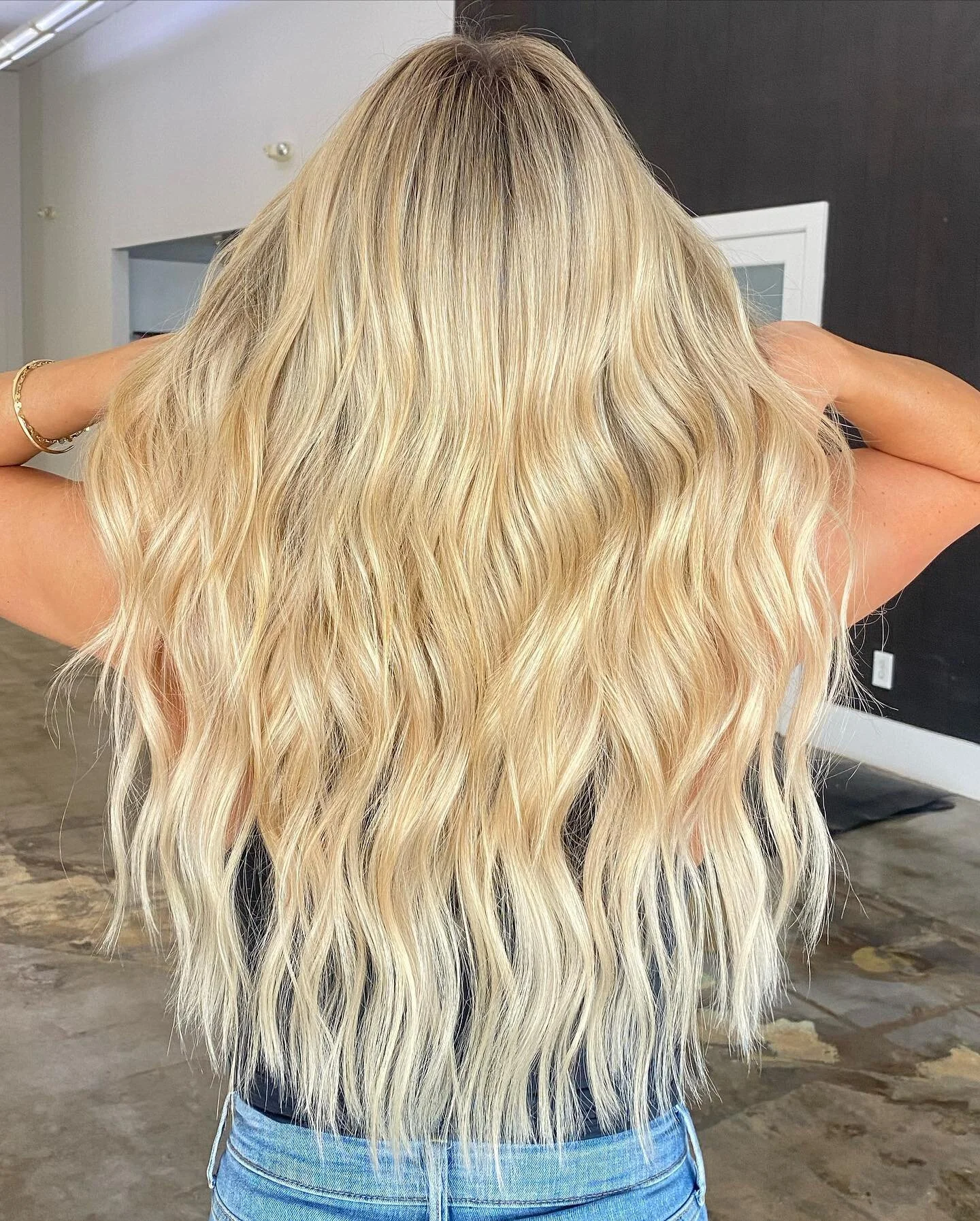 This before and after THOOOOOO!

 To achieve this game changing look I used 72 grams of @bellamihairpro hand tied wefts in colors:
Rooted Walnut Brown/Ash Blonde
Sombre Dirty Blonde/Platinum

✨OBSESSED✨
