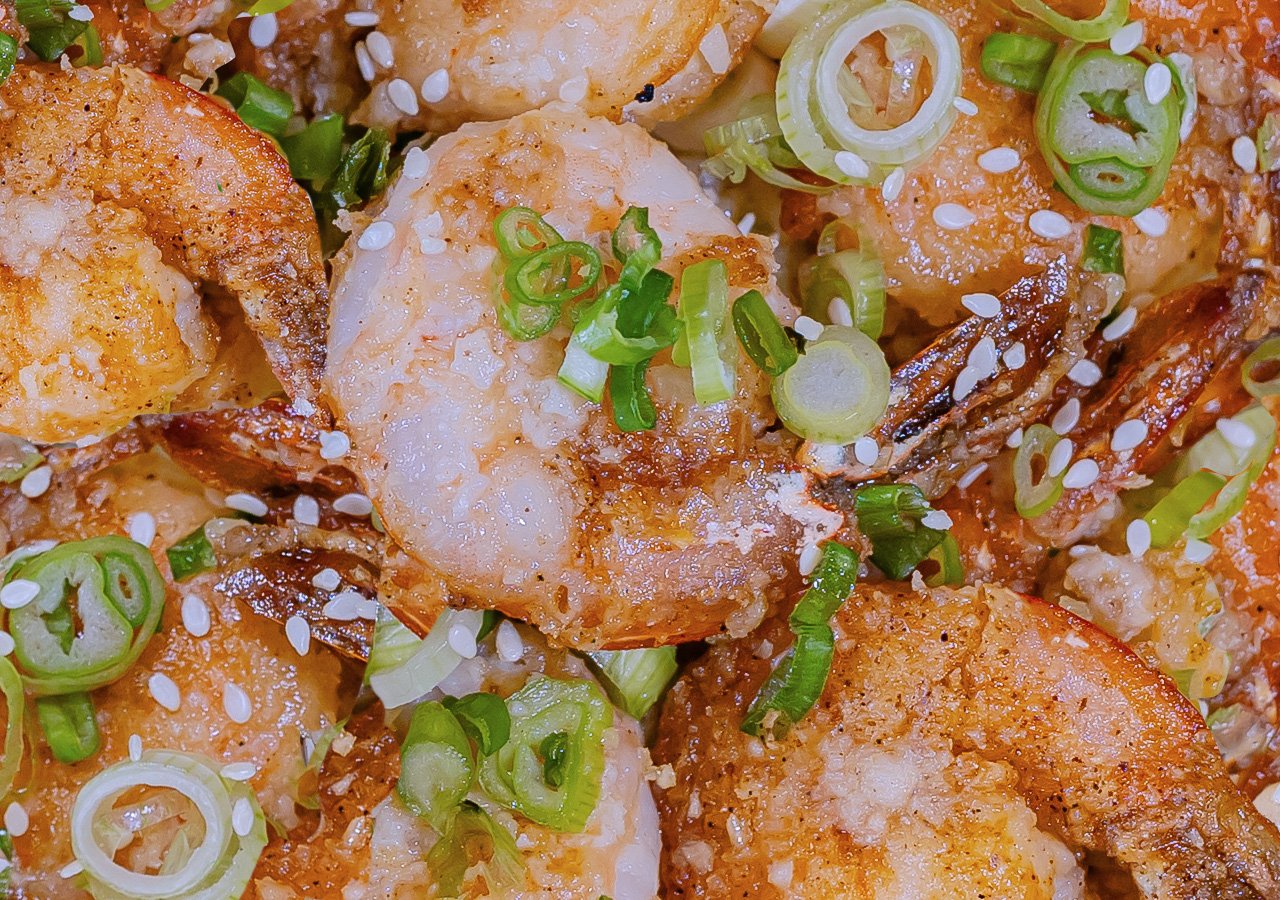 Image of garlic butter shrimp in full tray for catering menu.