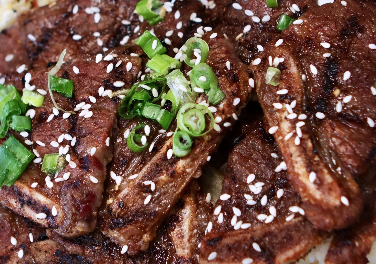 Image of kalbi short rib in full tray for catering menu.