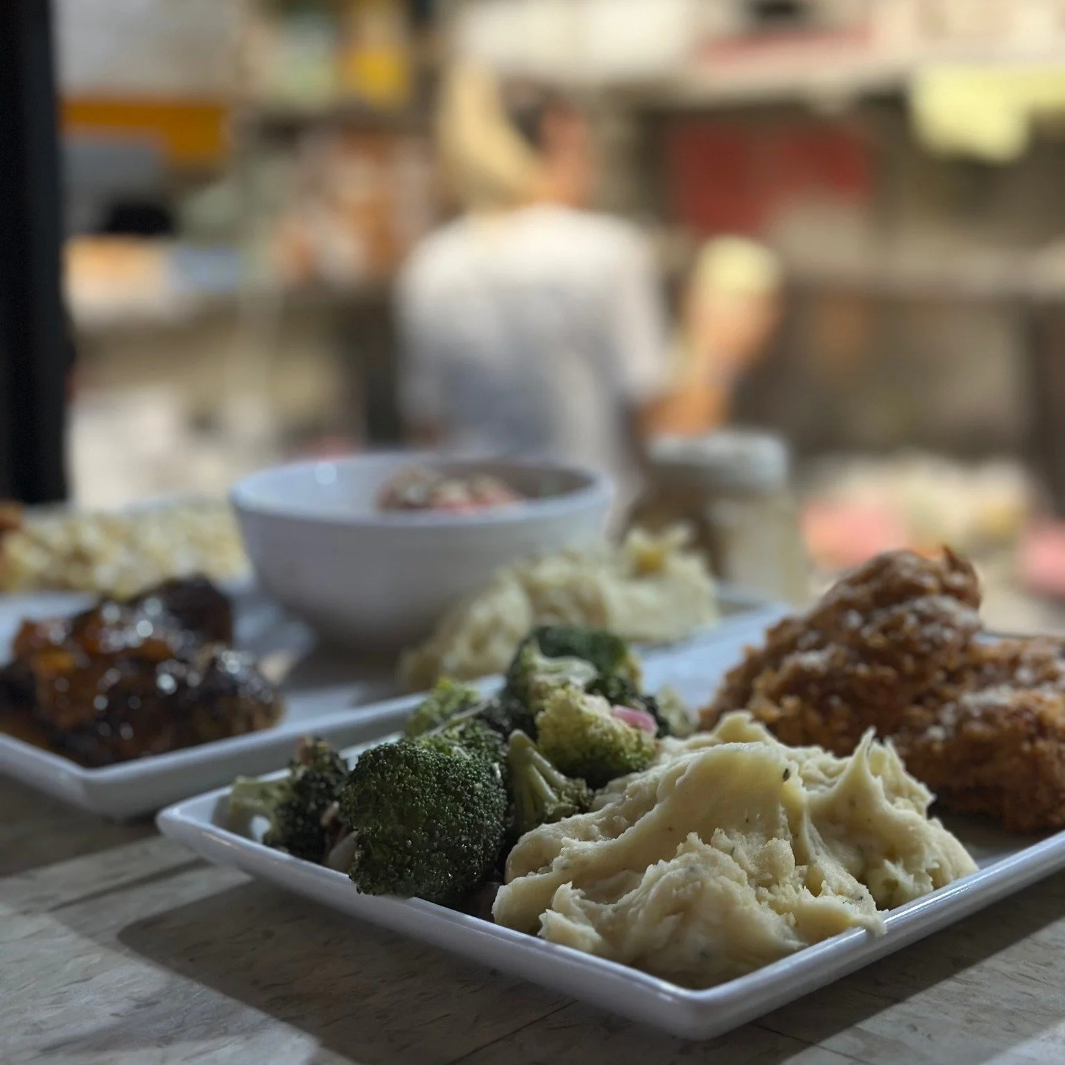 Let&rsquo;s kick the weekend off right! 🎉

Good food, good times, and all your favorites waiting for you at the Caf&eacute;.
📅 Friday: 11&ndash;9
📅 Saturday: 11&ndash;3 &amp; 5&ndash;9
📅 Sunday: 11&ndash;2
.
.
.
 #royersroundstopcafe #bigtastetin