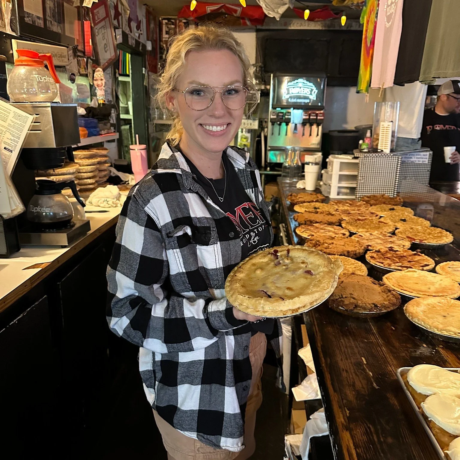 🥧 Weekends are sweeter at the Caf&eacute;

Swing by and let us save you a slice. Whether you&rsquo;re coming for lunch, dinner, or just pie (no judgment 😉), we&rsquo;re ready for you.

Weekend Hours:
Friday | 11am&ndash;3pm &amp; 5pm&ndash;9pm
Satu