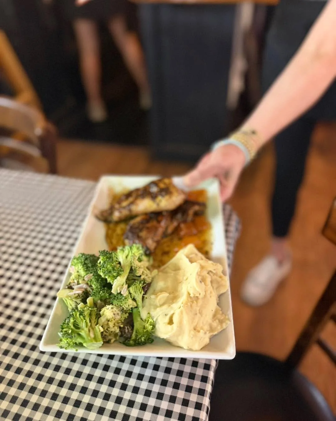 Friday night plans? We&rsquo;ve got you covered ✨

Join us for a great meal, good vibes, and a relaxing night out. We&rsquo;re open until 9pm, so come see us!
.
.
.
#bigtastetinytown #royersroundtopcafe #roundtoptx