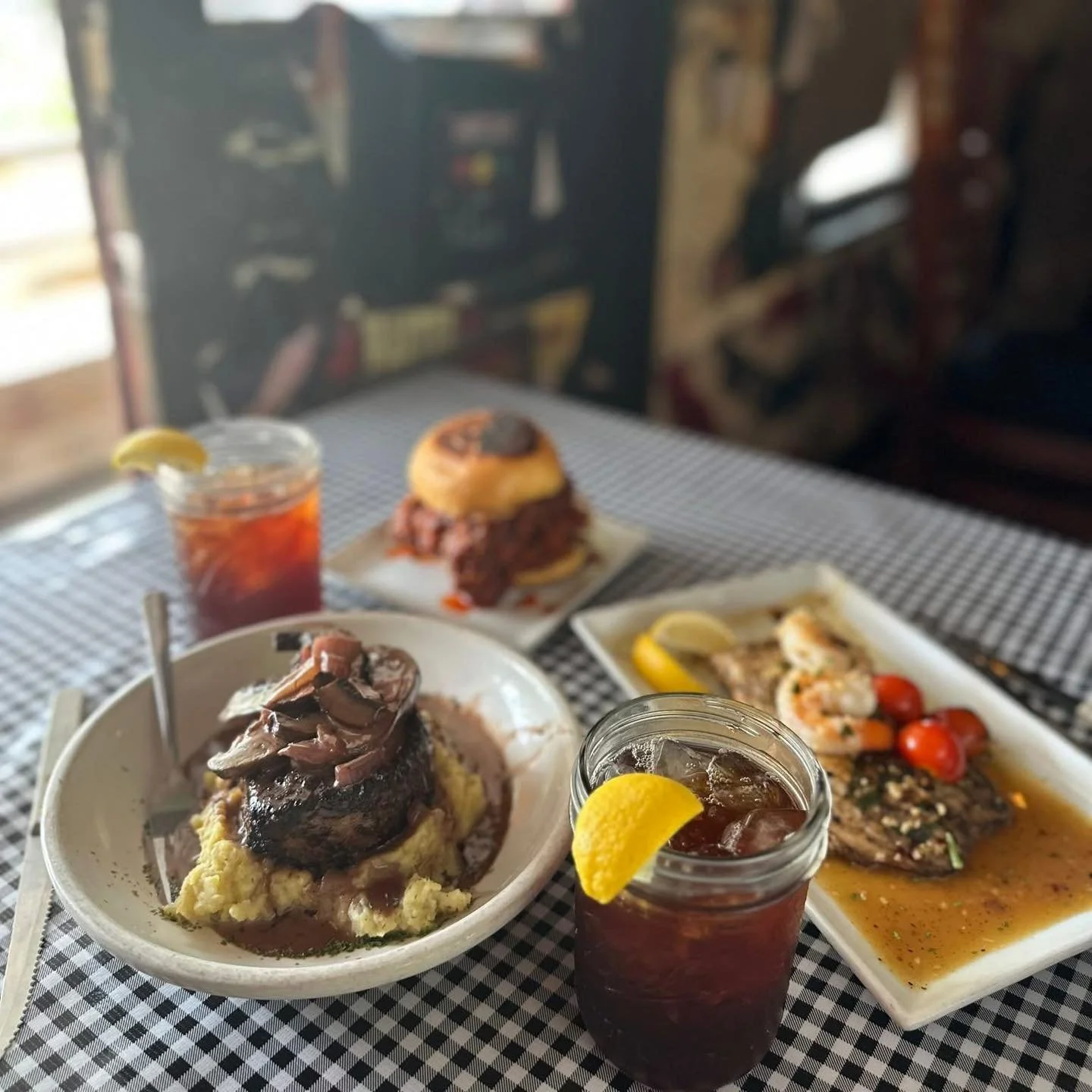 It&rsquo;s the weekend 🙌

Friday: 11am&ndash;9pm 
Saturday: 11am&ndash;3pm, 5pm&ndash;9pm 
Sunday: 11am&ndash;2pm 

Come see us and kick off the weekend right 🍽️
.
.
.
#bigtastetinytown #royersroundtopcafe #roundtoptx