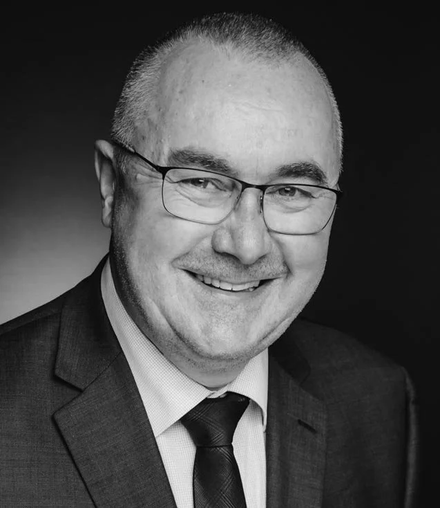 Portrait von Dirk Meyer-Claassen mit Anzug, Brille und Lächeln