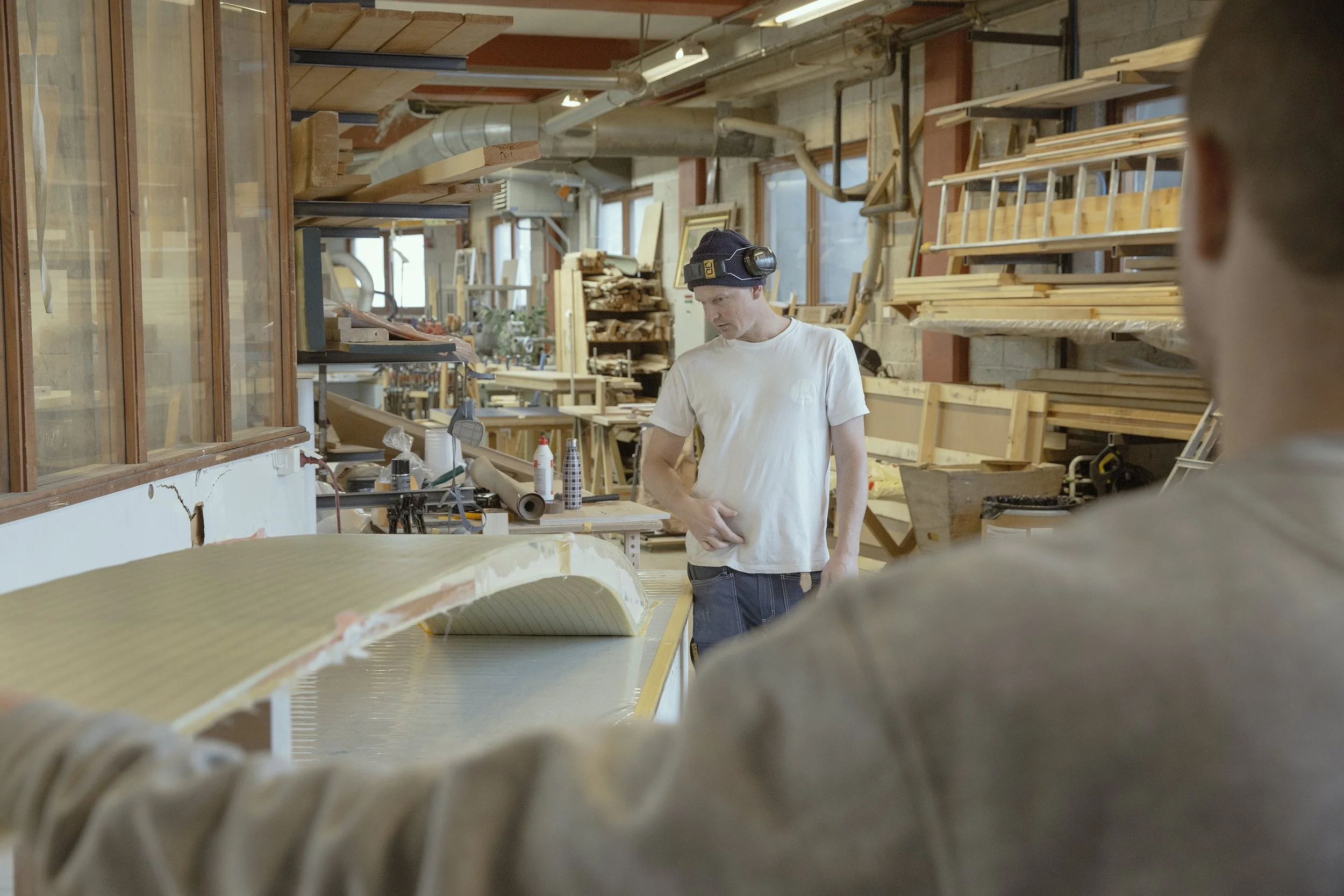 Finsnekker Jo Borkhu, daglig leder på snekkerverksted i Kragerø. Stupebrett er eget design og produksjon av høy kvalitet.
