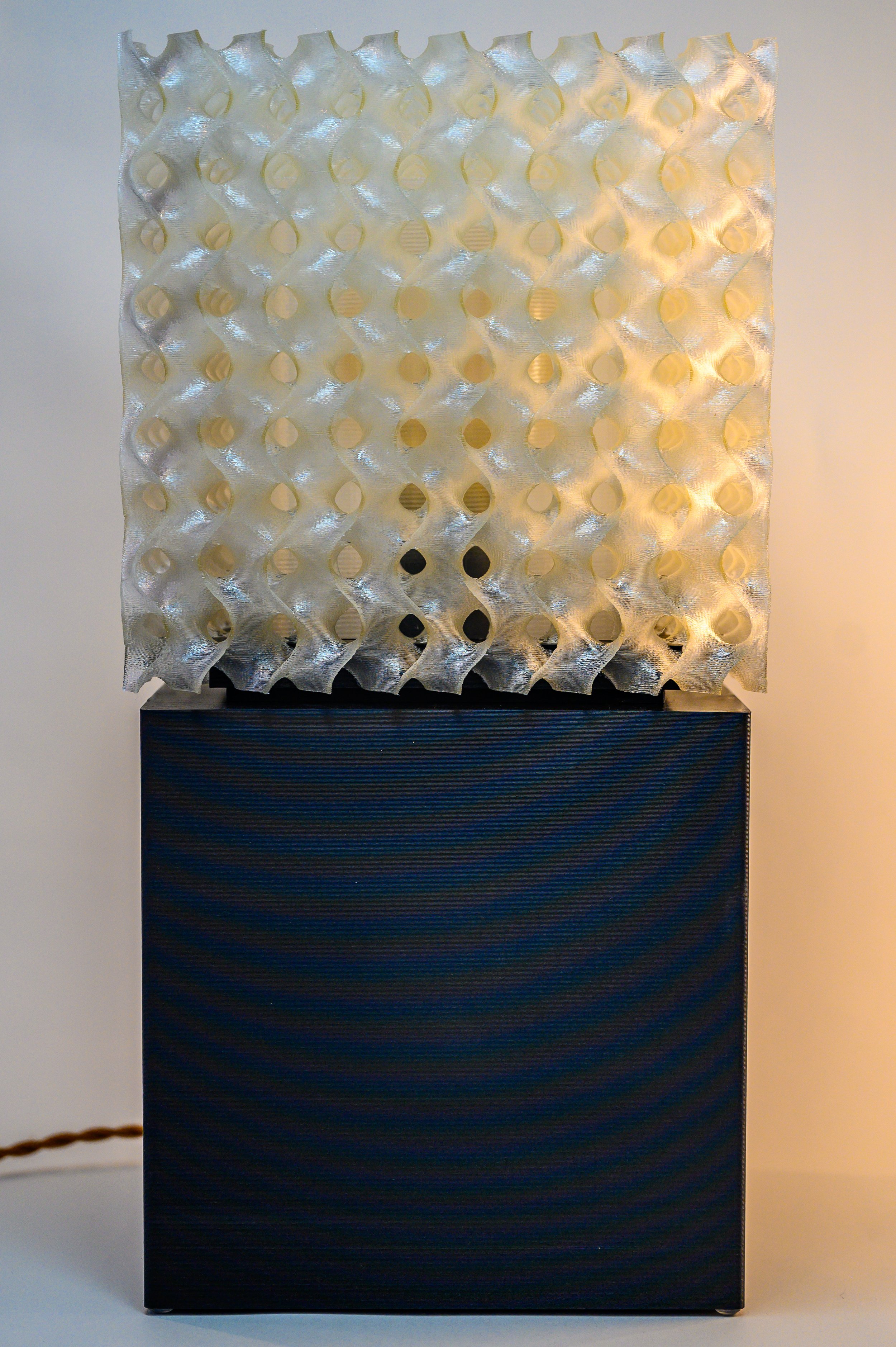 undefined_objects_gyroid_lamp_black_S14G.B11B-07.jpg