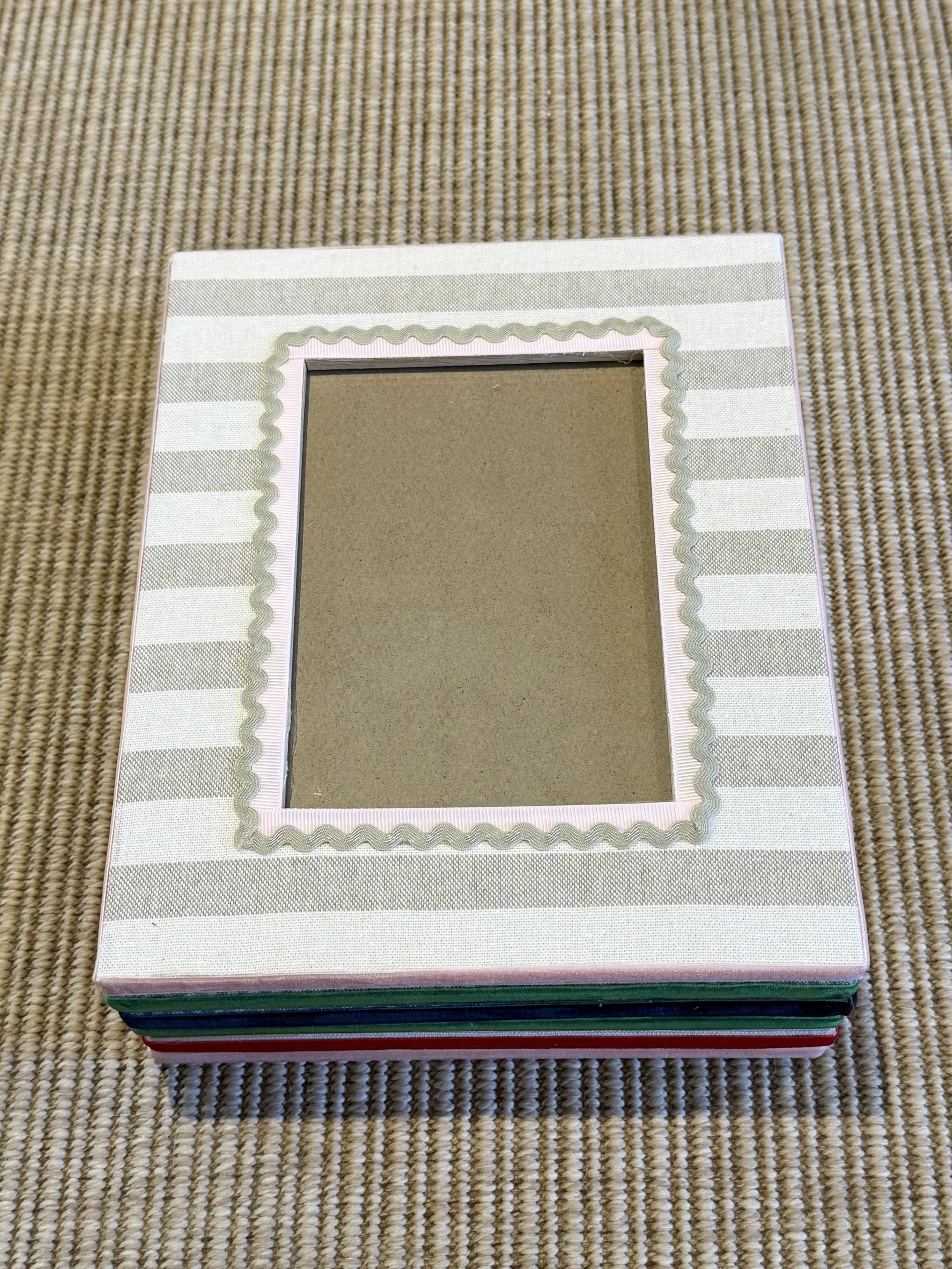PHOTOGRAPH FRAME CREAM STRIPE