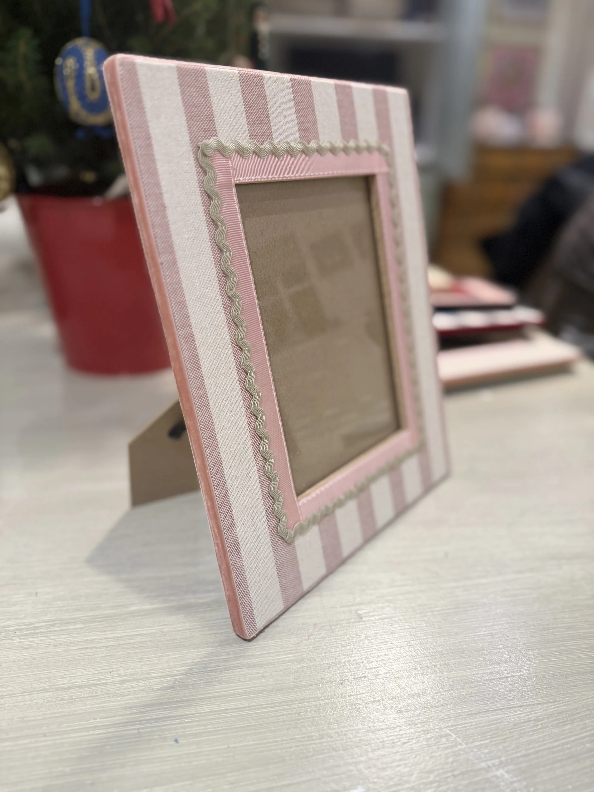 PHOTOGRAPH FRAME PINK STIPE