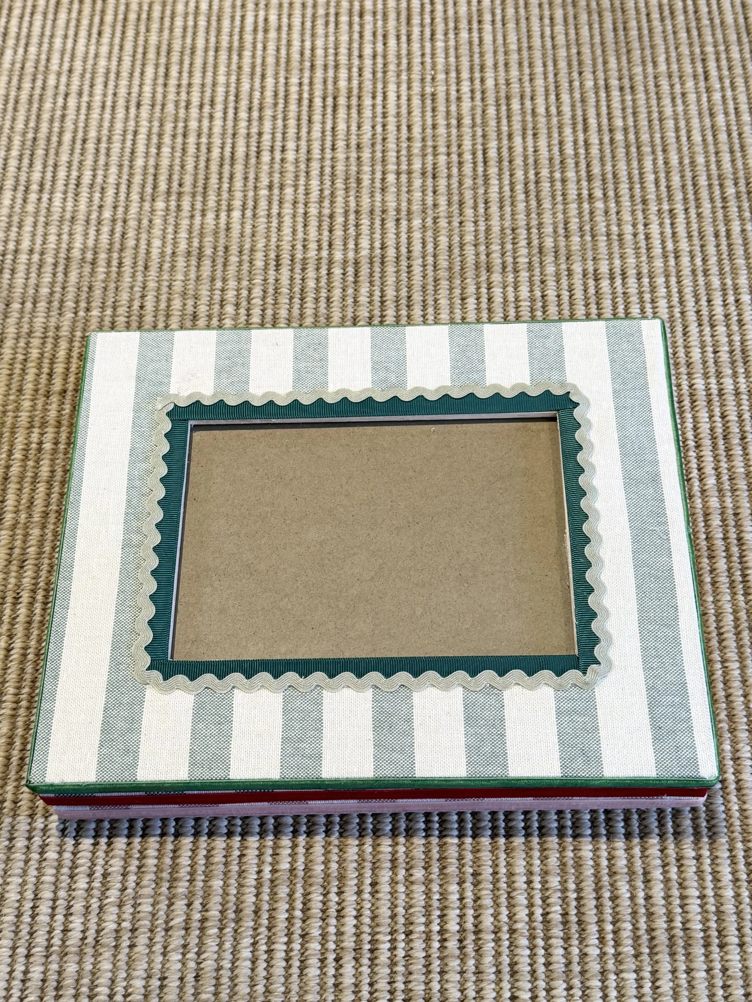 PHOTOGRAPH FRAME GREEN STRIPE