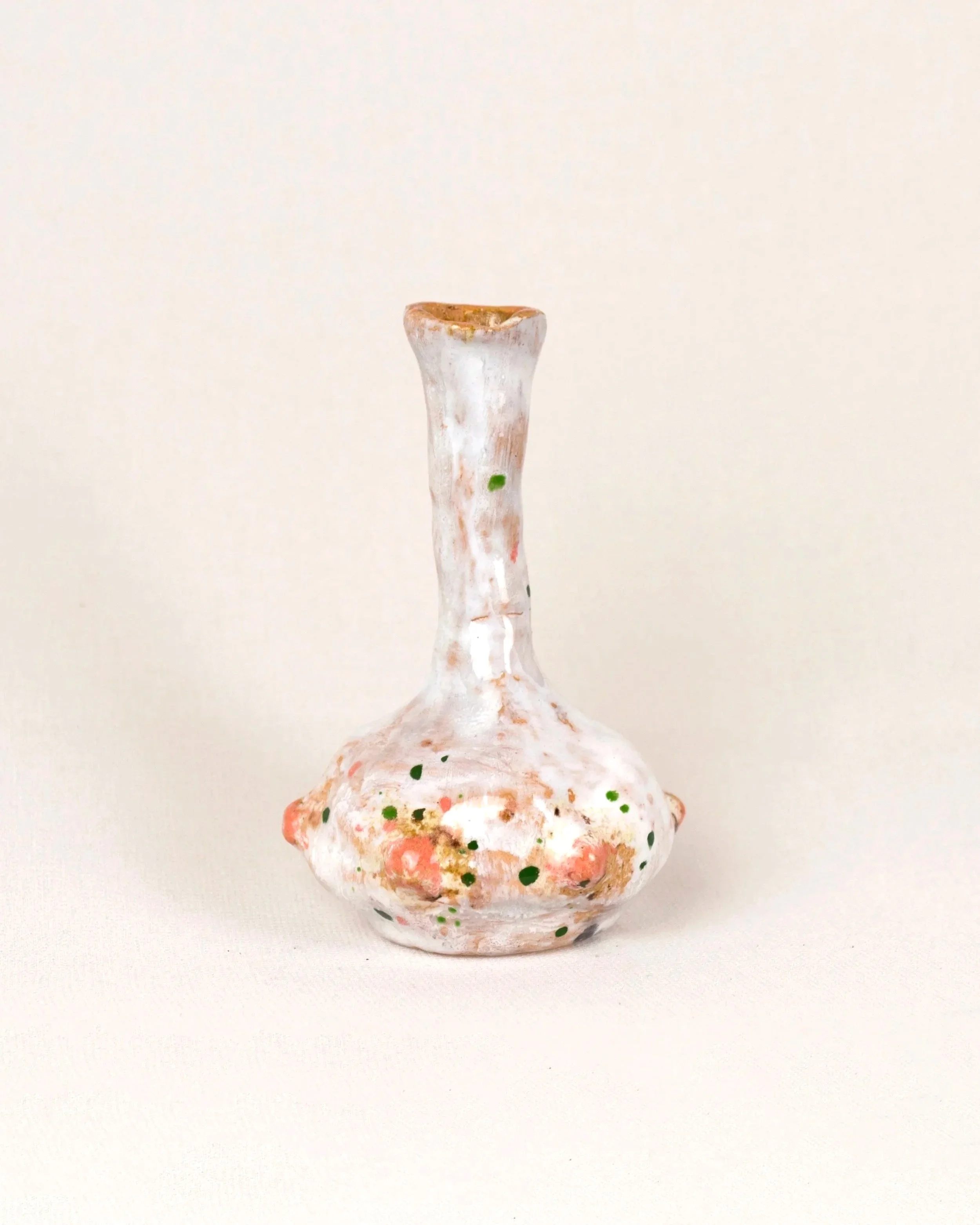 Papilla Single Flower Vas, 2024. Glazed earthenware — 6 x 10.5 x 5.5 cm