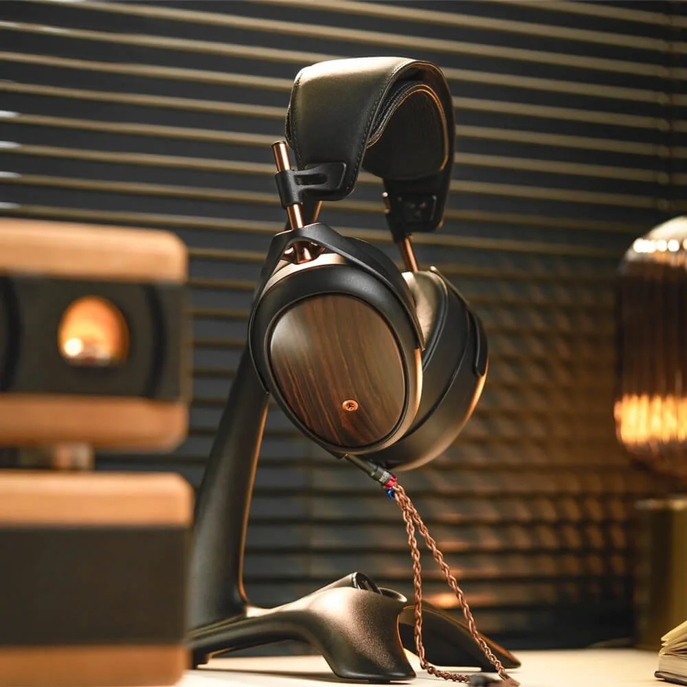 Meze-Audio-Liric-2nd-gen-headphone_sml_lifestyle.jpg