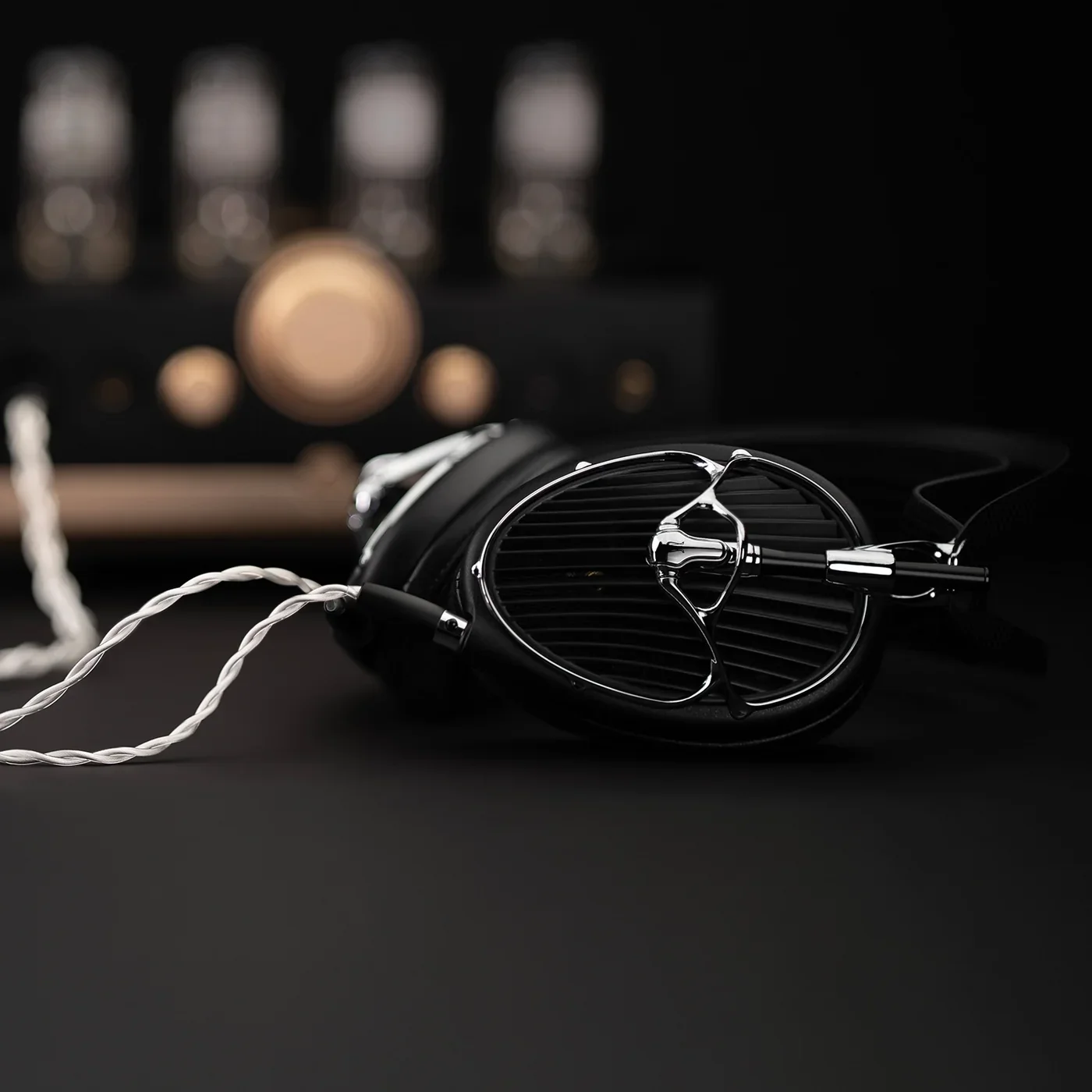 Meze-Audio-ARTA-headphone_lifestyle.webp