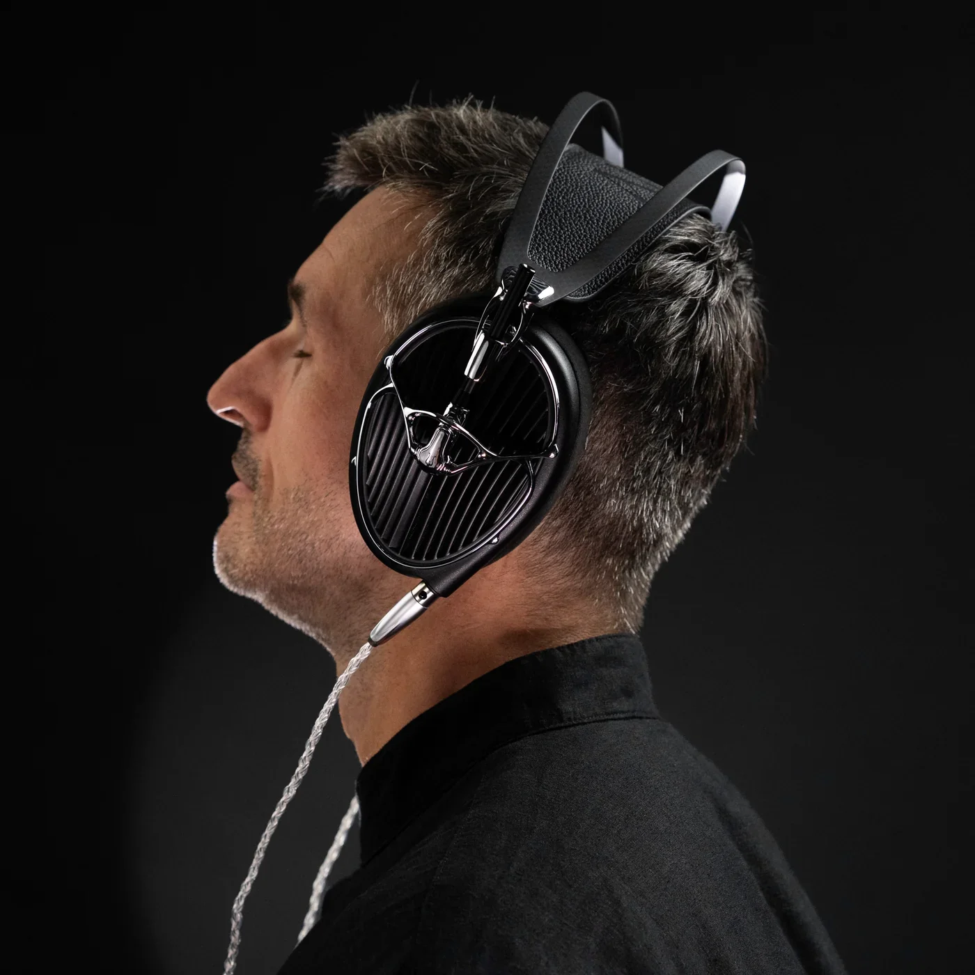 Meze-Audio-ARTA-headphone_lifestyle2.webp