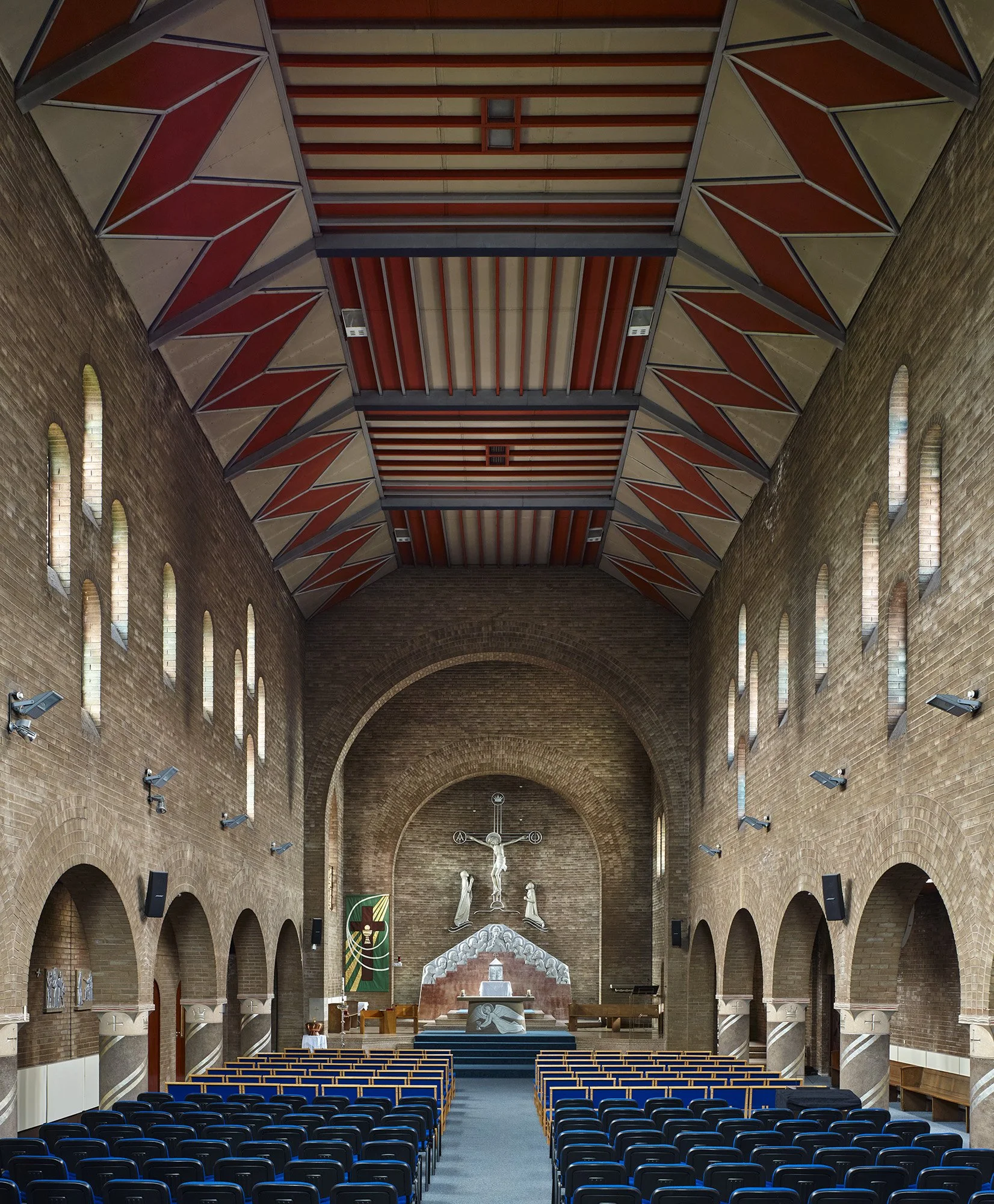 English Martyrs, Wirral Interior.jpg