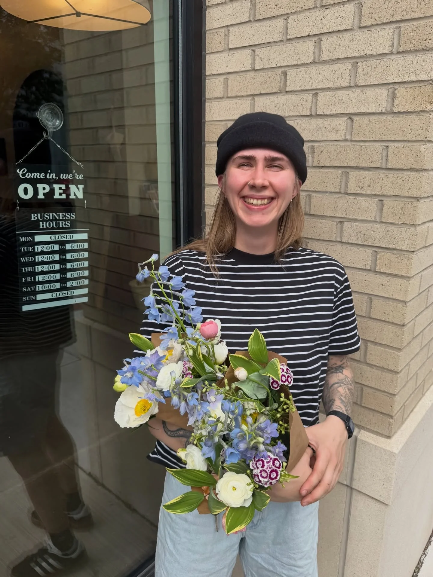 Preorder your mama a lush mixed bouquet for May 9th pickup (link in bio⛓️&zwj;💥), then stop by the flower shop this weekend to treat yourself too! 💞 We&rsquo;re here today from 12&ndash;6 and Saturday from 10&ndash;2 💐☀️