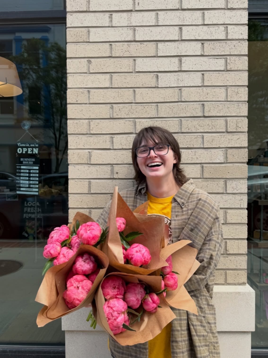 Xander&rsquo;s here with an important reminder: order your mama some fresh, local flowers 🌸💐 Use the link in our bio to preorder a mixed bouquet or our Altar Coffee mason jar + arrangement duo &mdash; the sweetest Mother&rsquo;s Day gift options!! 