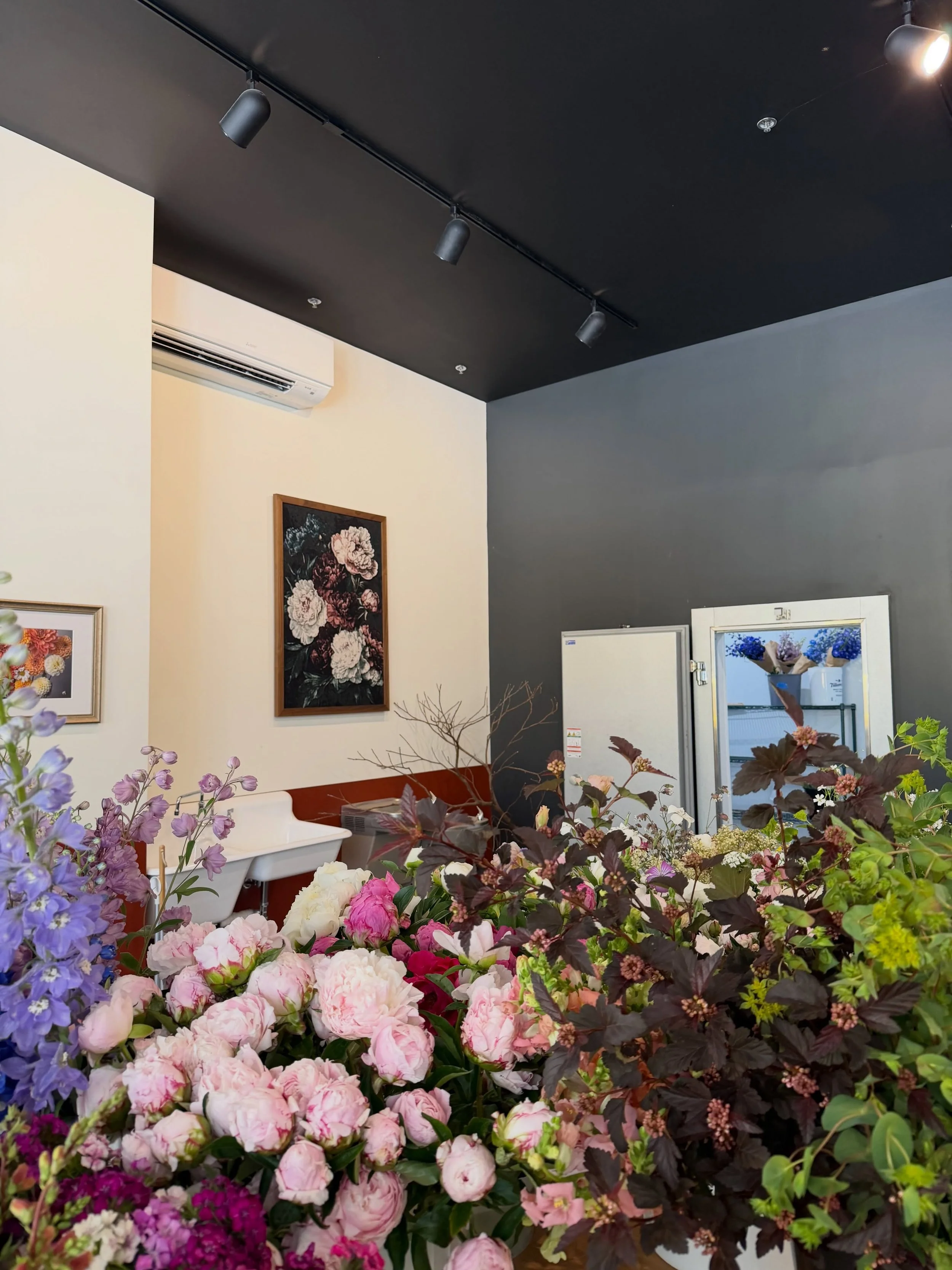 Y&rsquo;all have kept us so busy this week and we are so grateful for it 🥹 Fresh, local flowers > grocery store flowers forever!!

We have extra bouquets in the shop along with @altarcoffeeva bottled lattes ☕️, @maggieperrinkey prints 🖼️, @thorn