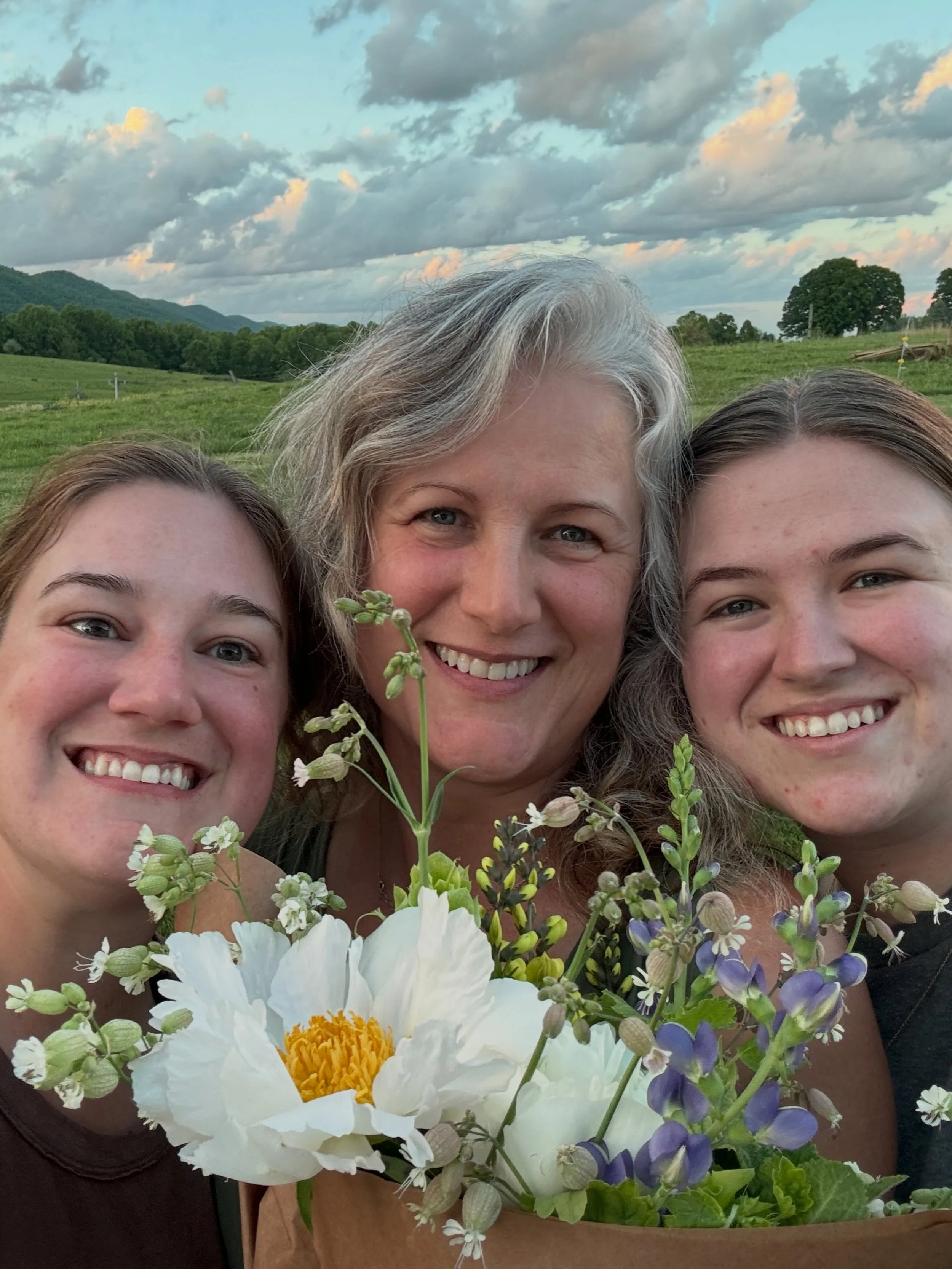 To flower farm, run a business, and raise little humans all at the same time is serious hard work and somehow you all make it look easy!! @thornfieldfarmer @yonderyearfarm @morning_dew_flowers_ @petalandpail @larkandskyfarms ❤️

Happy Mother&rsquo;s 