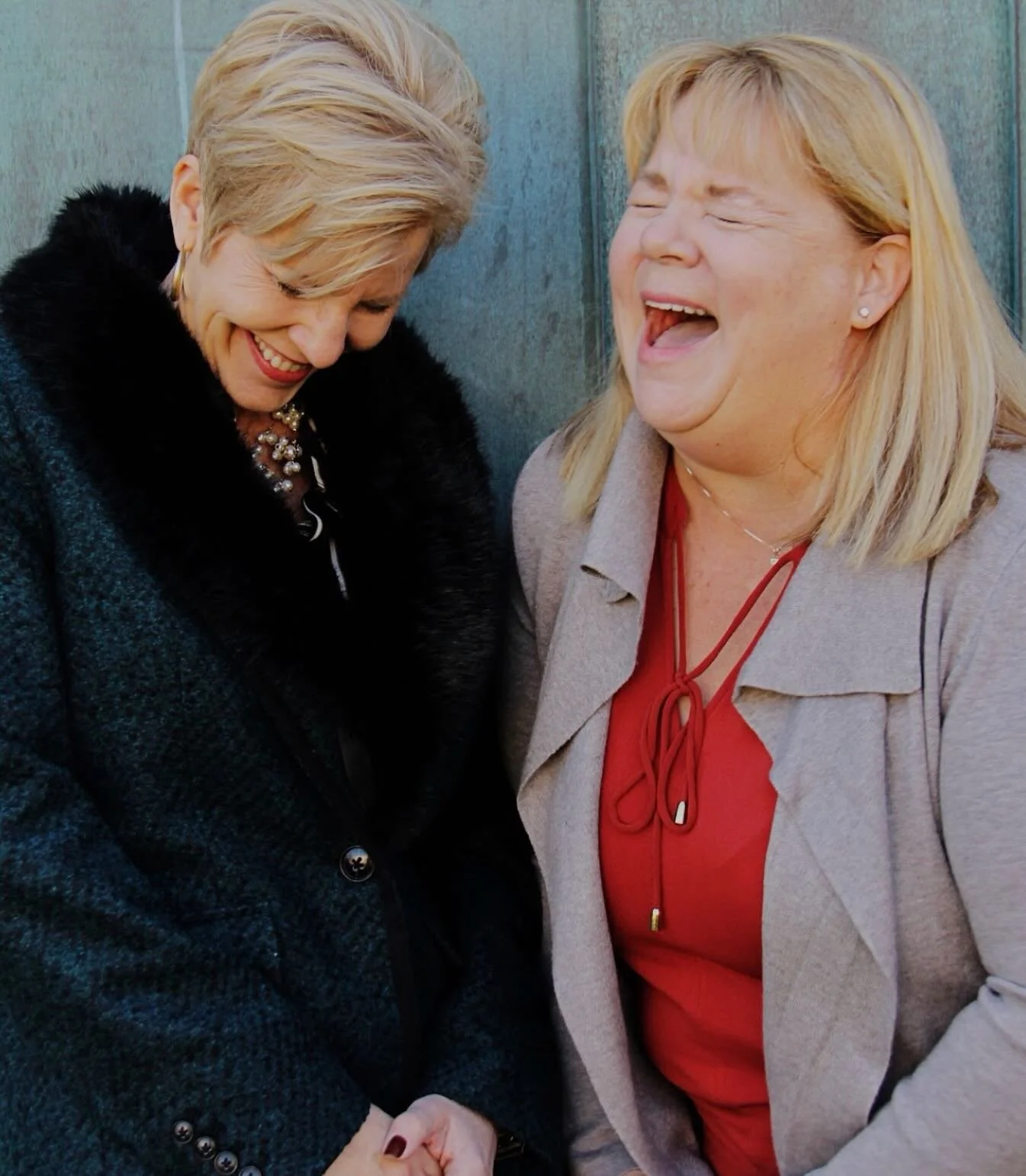 Wind gusts remind us that even the best plans need flexibility.
We came prepared with jackets, but left room for improvisation and laughter.

Design, weather, life&hellip; the magic happens when structure meets spontaneity.

Stay warm today 

#stayfl