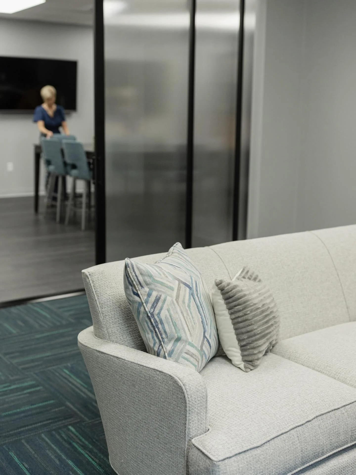 They asked for open.
They needed private.
They wanted it to feel welcoming, not walled off.

So we listened.

A reeded sliding door became the quiet hero. Texture that filters light. Glass that blurs just enough. A space that can shift from collabora