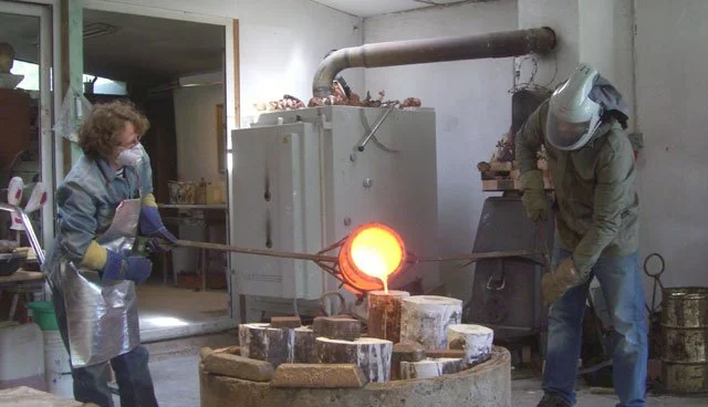 Marianne pours bronze