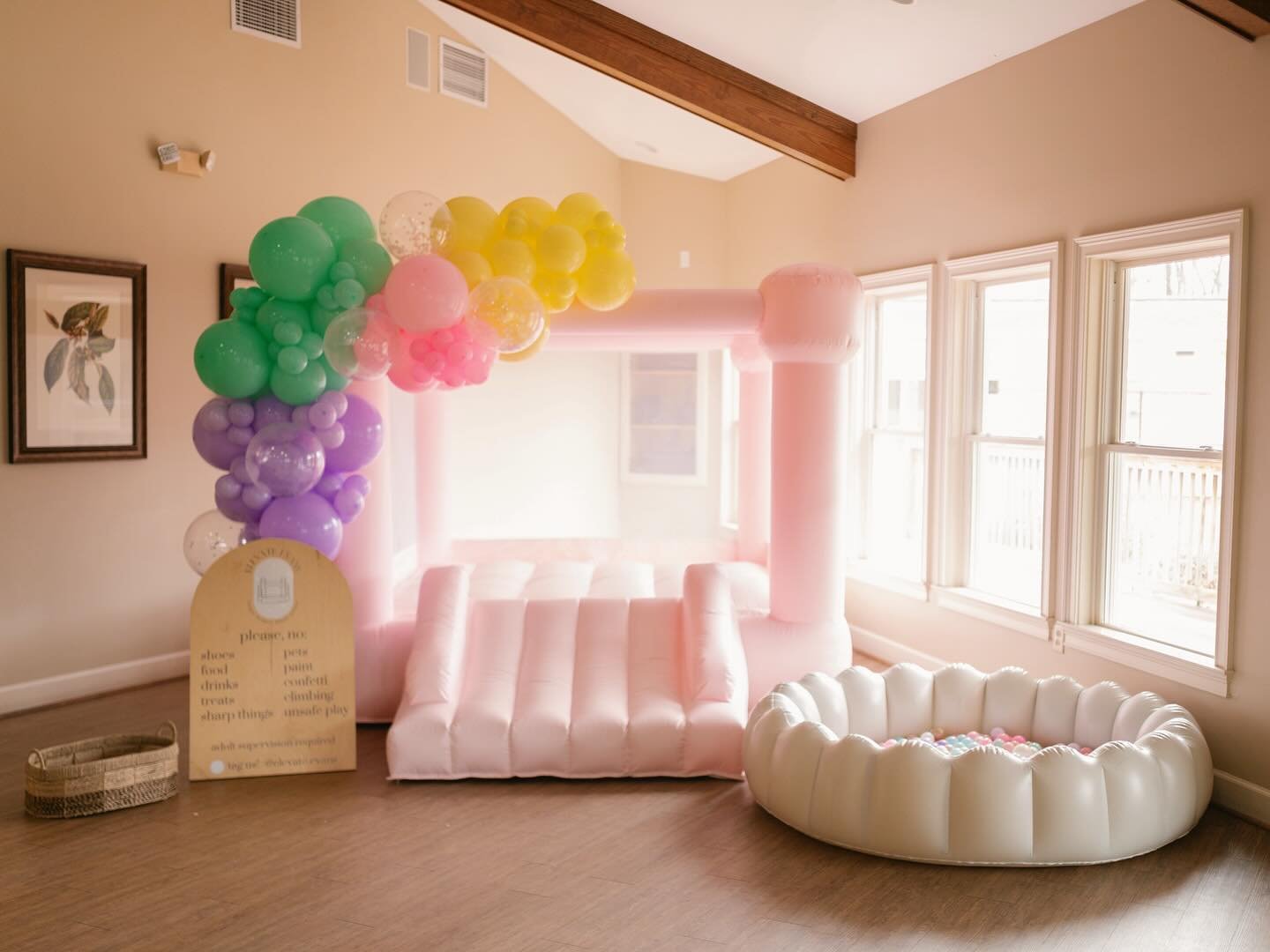 The perfect trio 🫶🏼

-The Little Pink One
-The Little Balloon Garland (+a few feet)
-The Pearl Ball Pit