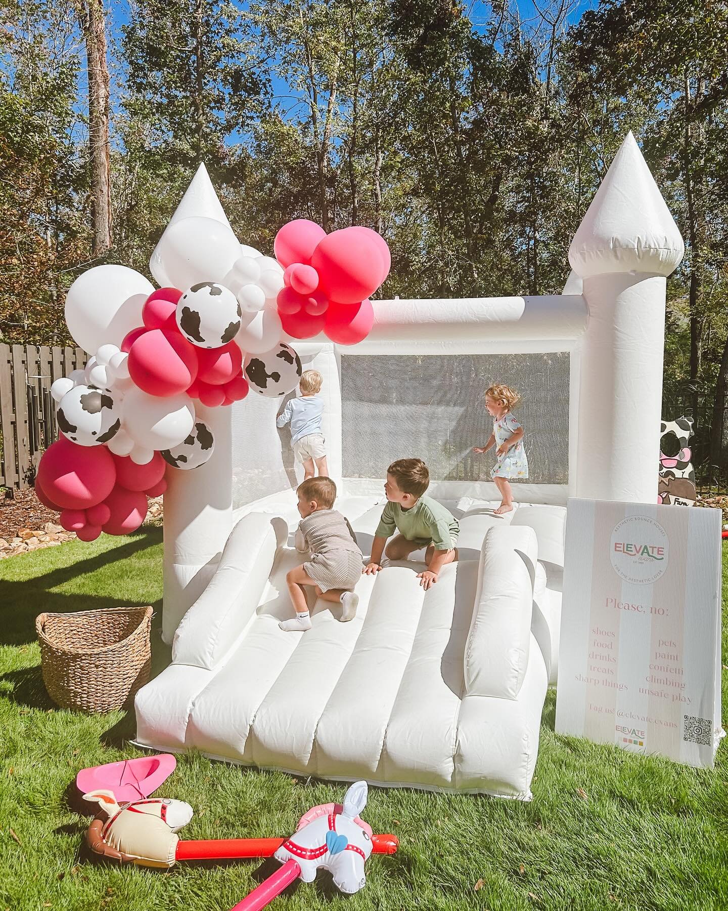 There is nothing we love more than receiving photos of your little ones partying it up on our beloved bounce houses 🎊🥳
