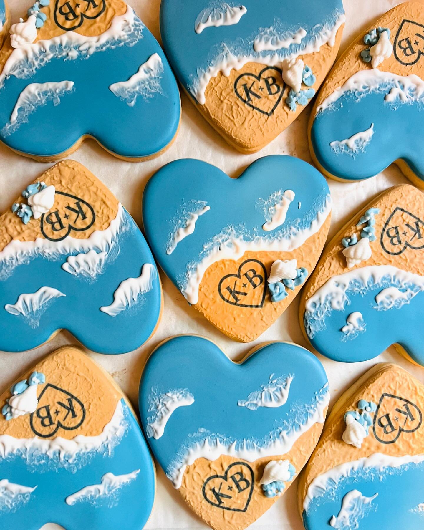 Slightly obsessed with the beach love vibes for this set 🌊🐚🦞

What a perfect treat for guests 🥰

#sandybeach #beacheave #beachycookies #happycouple #cookiepost #cookiedecorator #bakingmama #plymouthma #bostonma #capecodlife #maryhasvineyardlife #