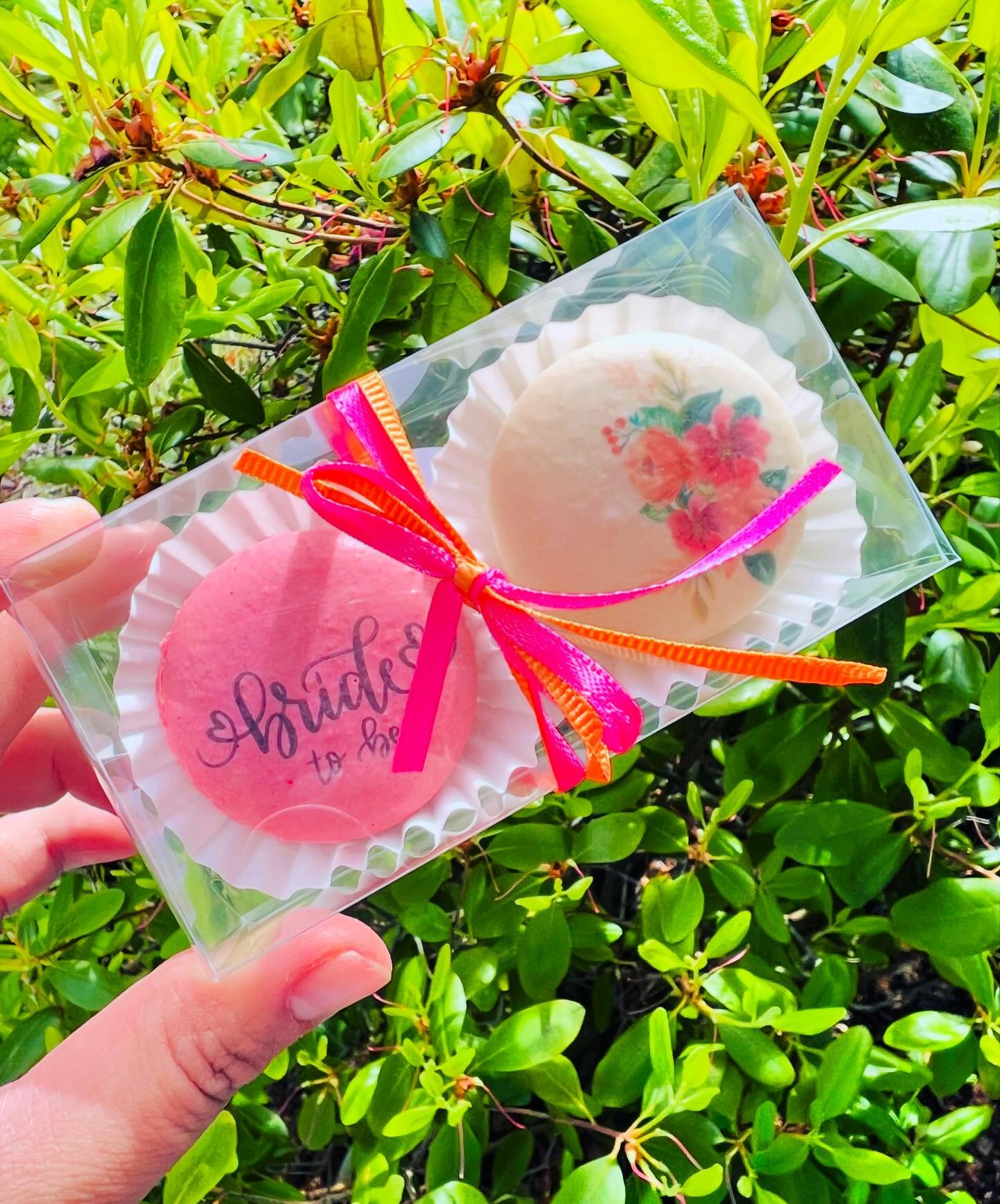 🌸Happy Macaron Monday 🌸

We had the amazing opportunity to make these special macaron favors for a beautiful Bride to Be this past weekend!

We needed to brighten up this gloomy Monday with some Blooming Macarons. We hear the son will be making an 