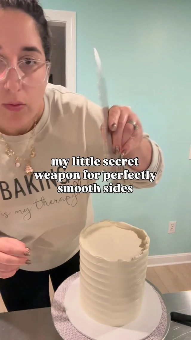 “Cake sides giving you trouble?
🔥 Try this trick — heat up your metal scraper for that glass-smooth finish. Just don’t forget: warm, not molten 😅✨
#CakeDecorating #CakeTipsAndTricks #CakeHack #BakingTips #ButtercreamTips #Cake