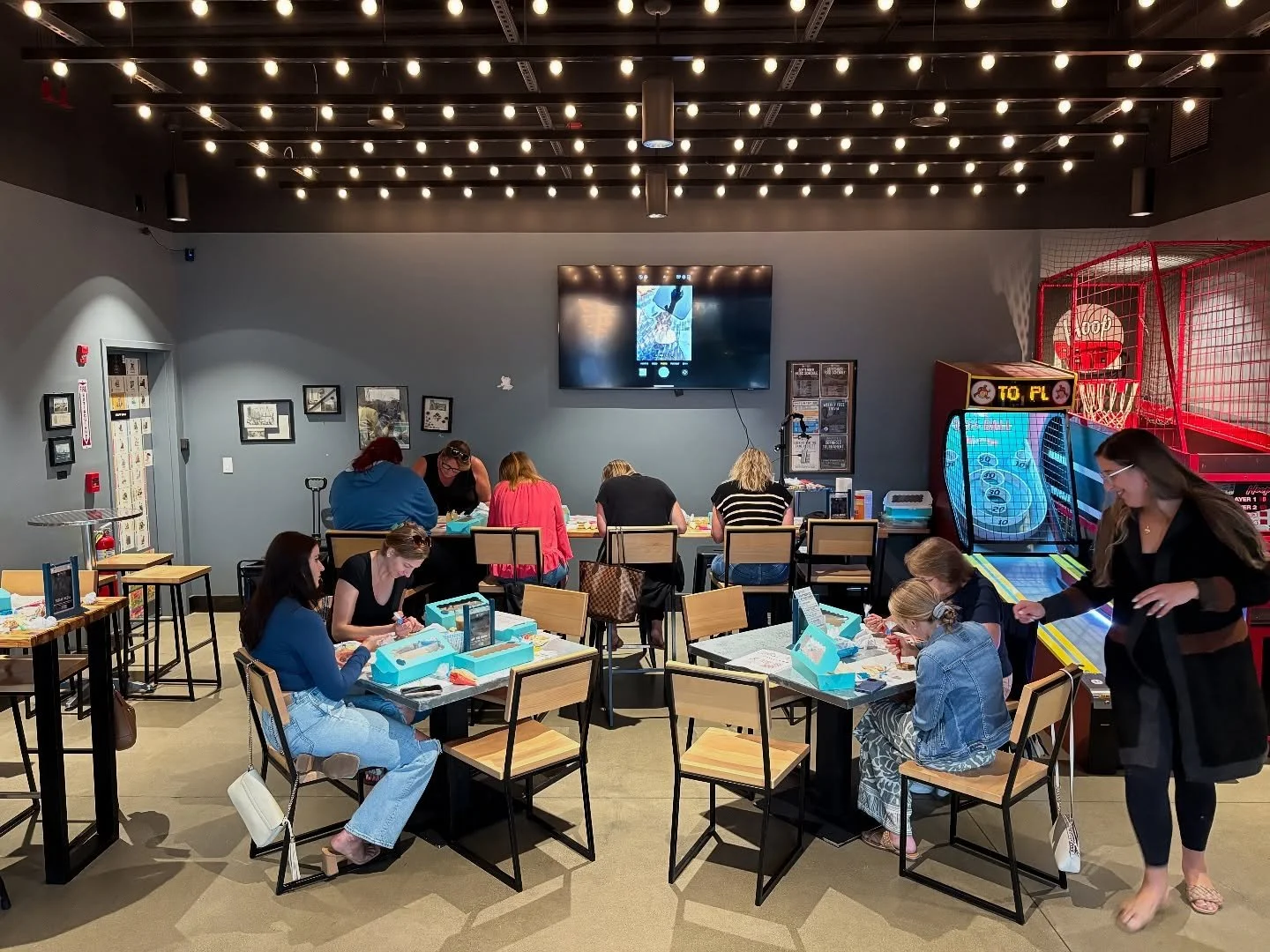 We had a blast with everyone who came out last Friday to our Sweater Weather Cookie decorating class at @breakrockbrewing in Quincy🤎🍂🧑🏽‍🍳
We can’t wait for the next Cookie Decorating Class! It’s a Kids Halloween Cookie Decorat