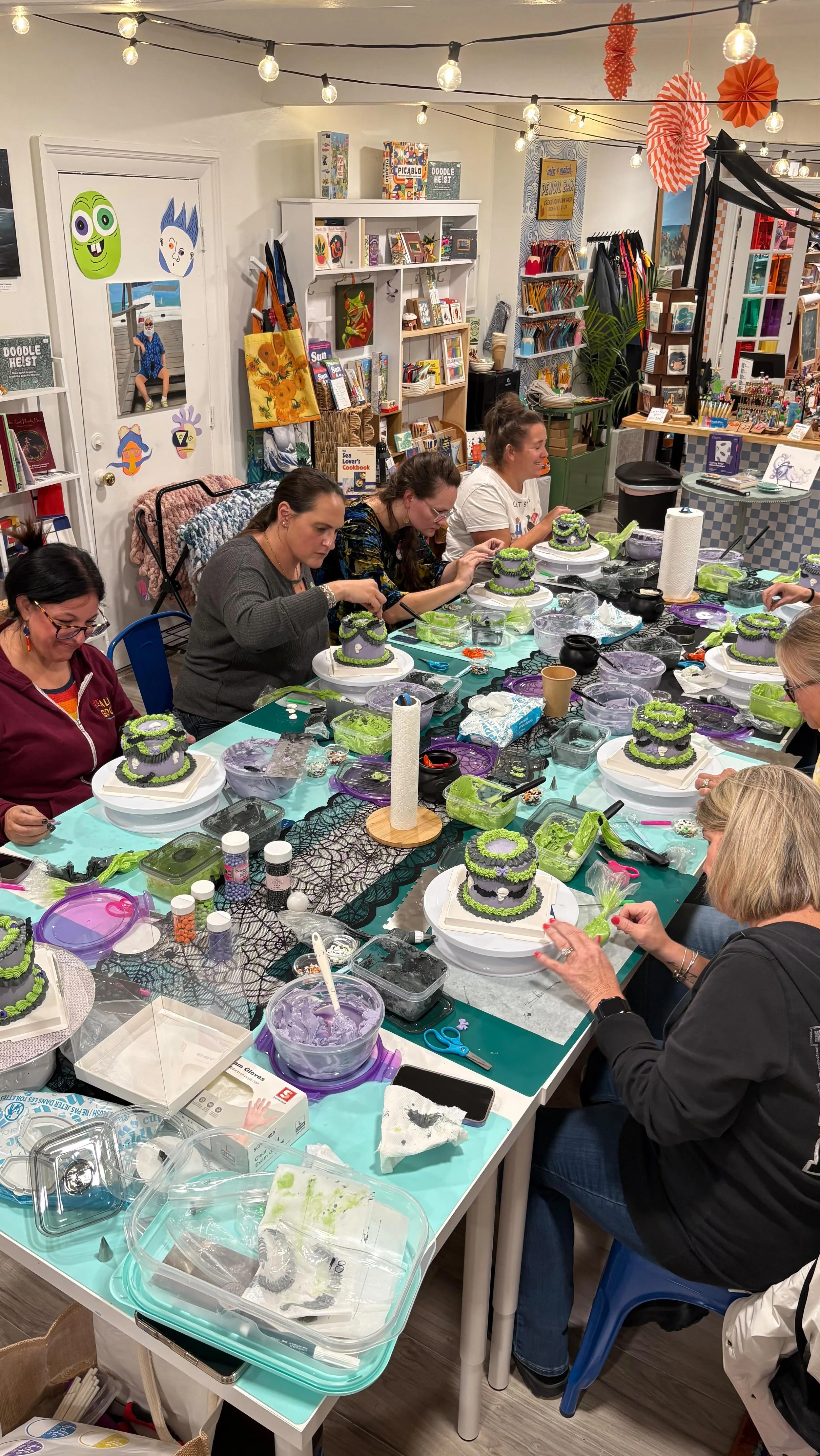 🕯️✨ Bewitched Buttercream was pure magic! 🖤🧁
Our spooky vintage Lambeth cake class at All Good Art Studio in downtown Plymouth was an absolute blast — so much creativity, laughter, and buttercream spells were flying! 🎃
Huge thank you to ou