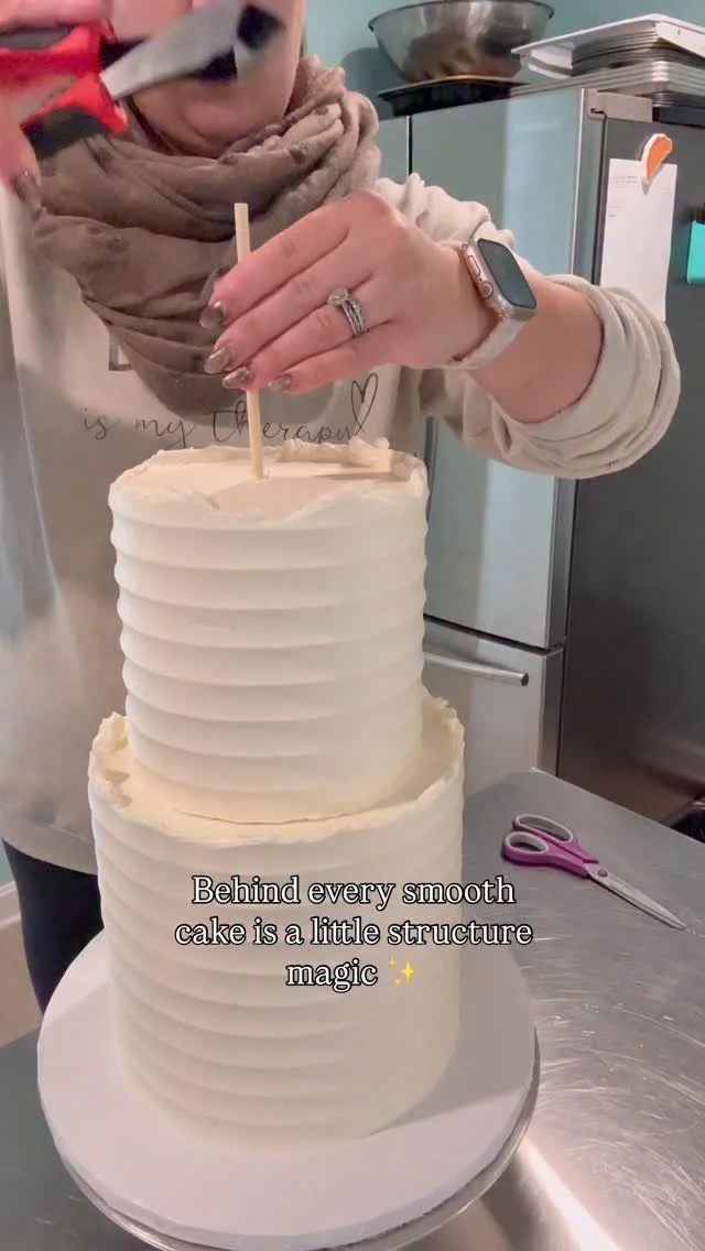 Every tiered cake has a secret… 💫
Dowels are the hidden heroes keeping everything perfectly balanced and party-ready 🎂✨