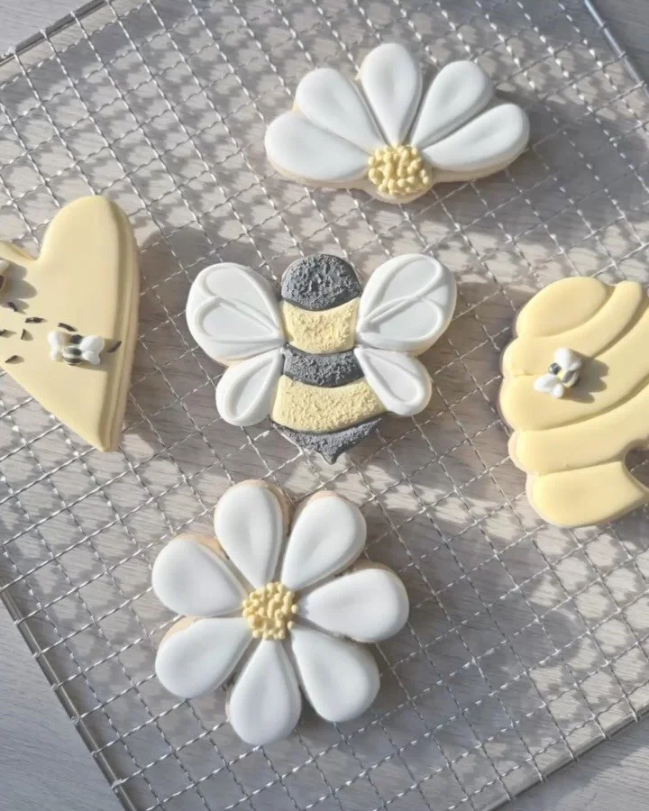 🐝🌸 Busy Bee Cookie Decorating Class 🌸🐝

Ready to welcome spring with something sweet? Join me and our amazing hosts at @allgoodartstudio for a beginner-friendly cookie decorating class where you&rsquo;ll learn the basics of royal icing and create