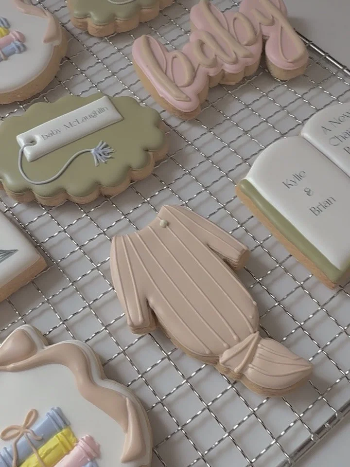 Rainy Mondays call for something sweet + storybook-worthy ☔📚
Loved bringing this baby shower theme to life with the cutest little cookie details &mdash; soft, cozy, and made to celebrate a new little story beginning 🤍

#BabyShowerCookies #CustomCoo
